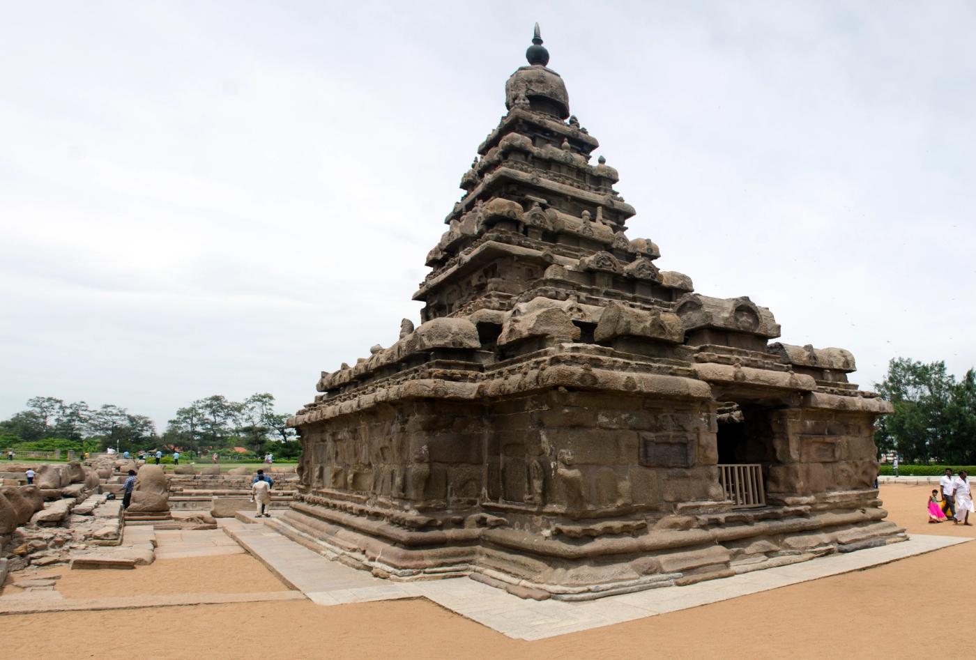 The pyramidal granite tower of the Shore Temple at Mahabalipuram, Tamil Nadu, built by the Pallava dynasty in the early 8th century CE.
