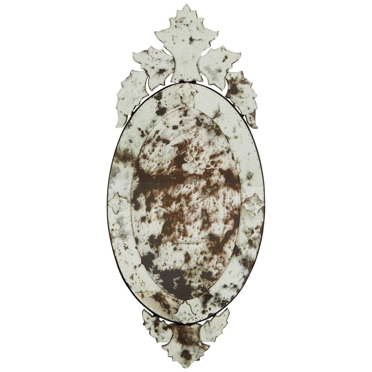 Riza Wall Mirror with Decorative Crown | Kaiku