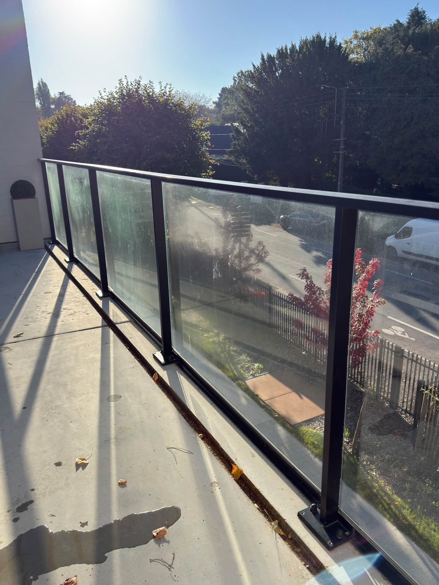Garde-corps en verre et vitres avant intervention de Paandawlv sur un appartement neuf à Croix
