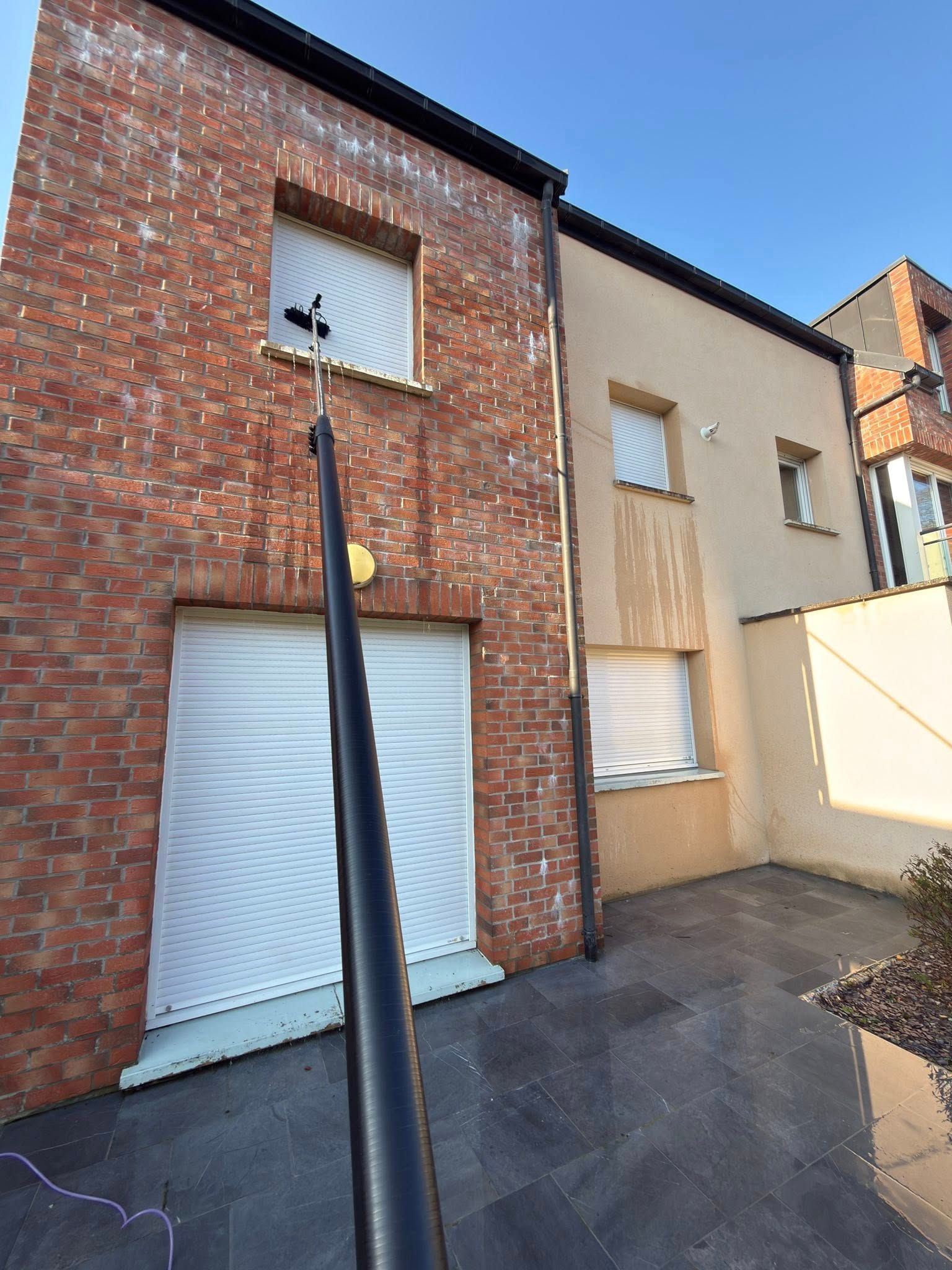 PAANDAWLV en pleine action pour le nettoyage de volets en hauteur à Hem