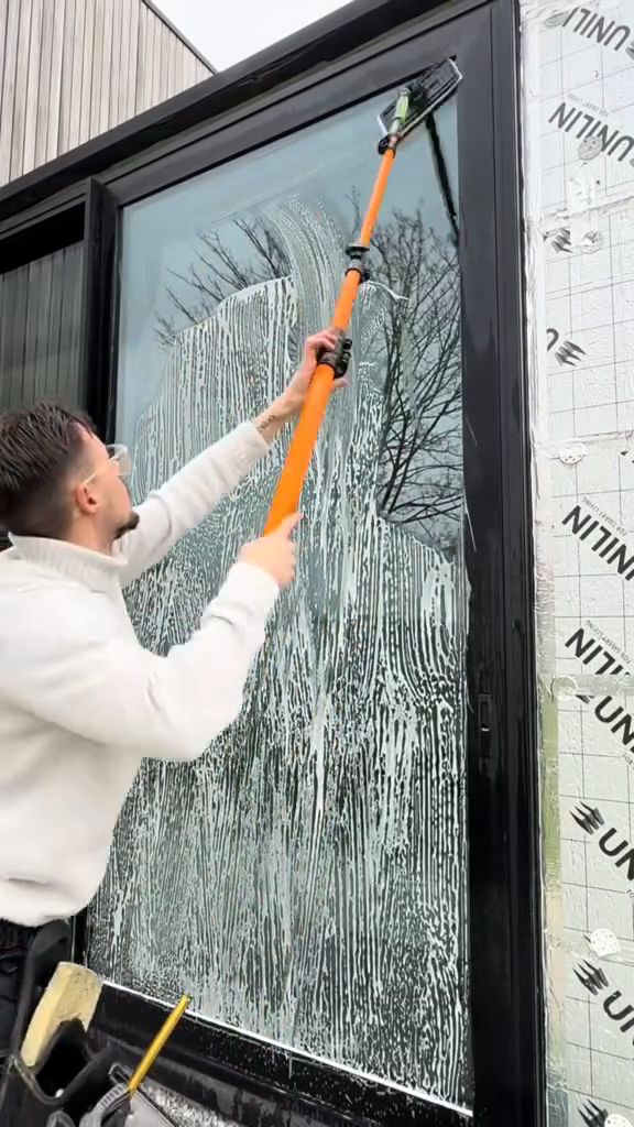 Lavage de vitres en hauteur avec perche télescopique et raclette professionnelle à Lille