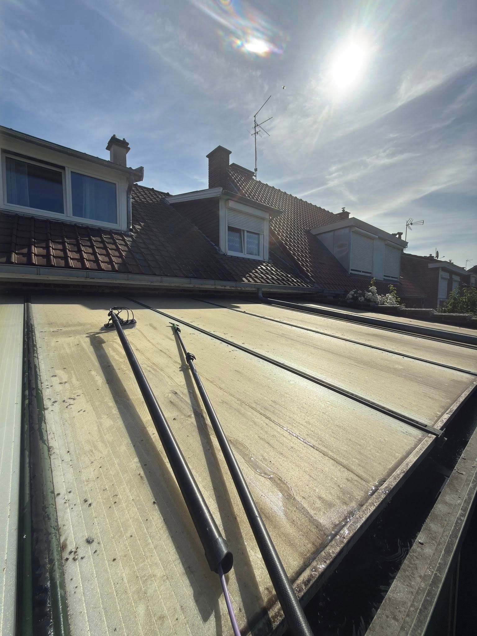 Toiture de véranda en polycarbonate très encrassée et noircie à Hem avant nettoyage