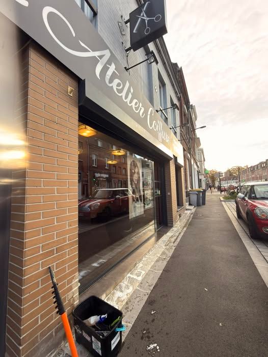 Nettoyage des vitrines du salon L'Atelier Coiffure à Lannoy, par Paandawlv, Laveur de vitres professionnel