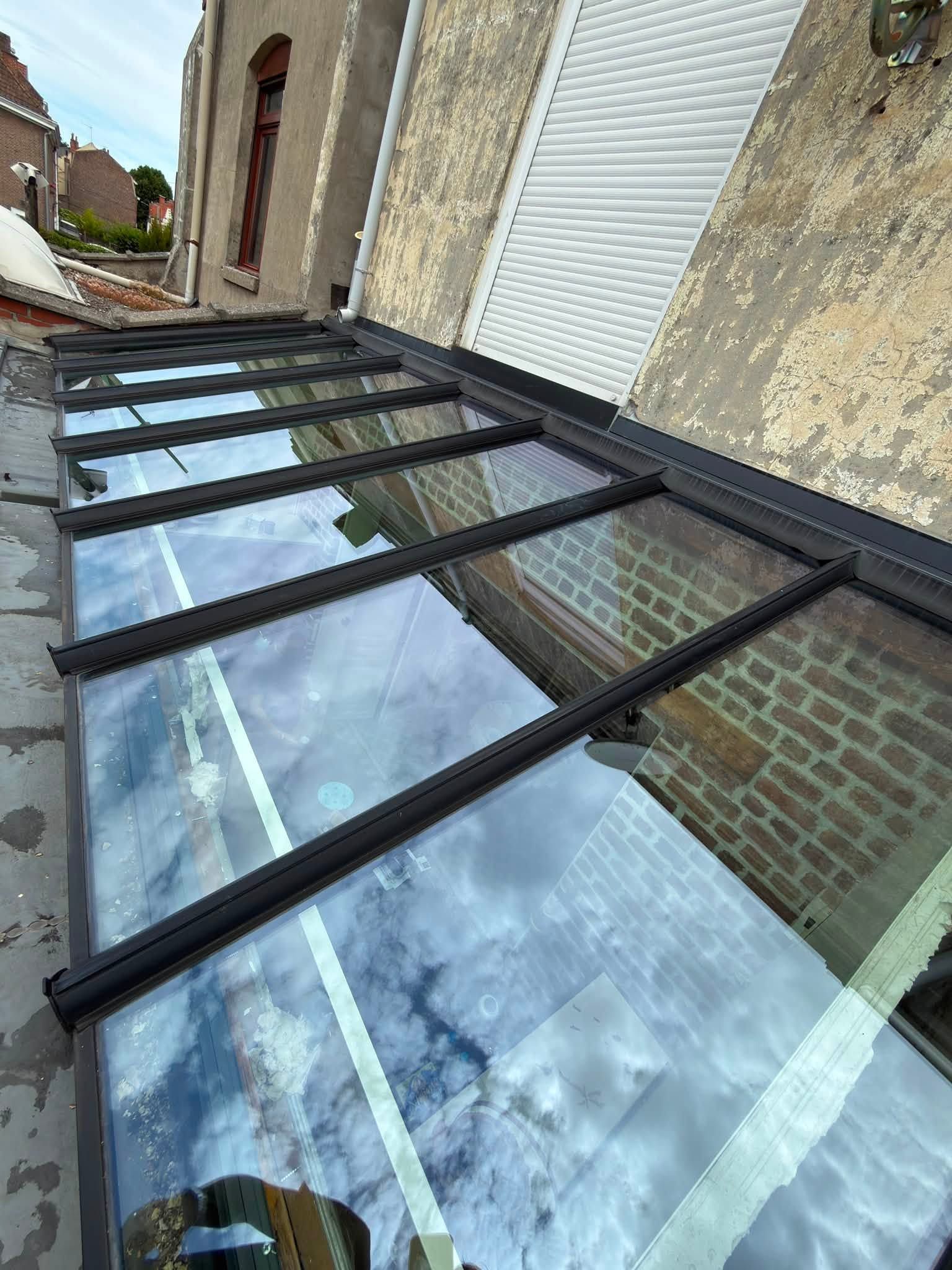 Toiture de véranda parfaitement nettoyée et transparente après l'intervention de PAANDAWLV à Villeneuve-d'Ascq