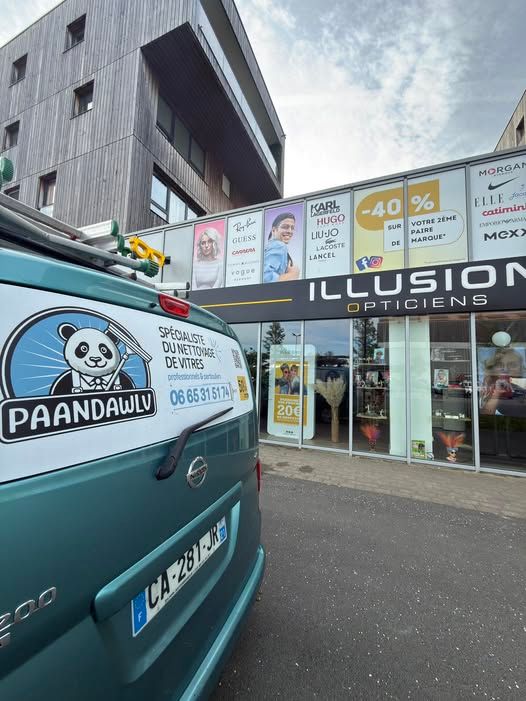 Intervention de PAANDAWLV pour le nettoyage des vitrines de la boutique Illusion Opticiens à Lys-lez-Lannoy
