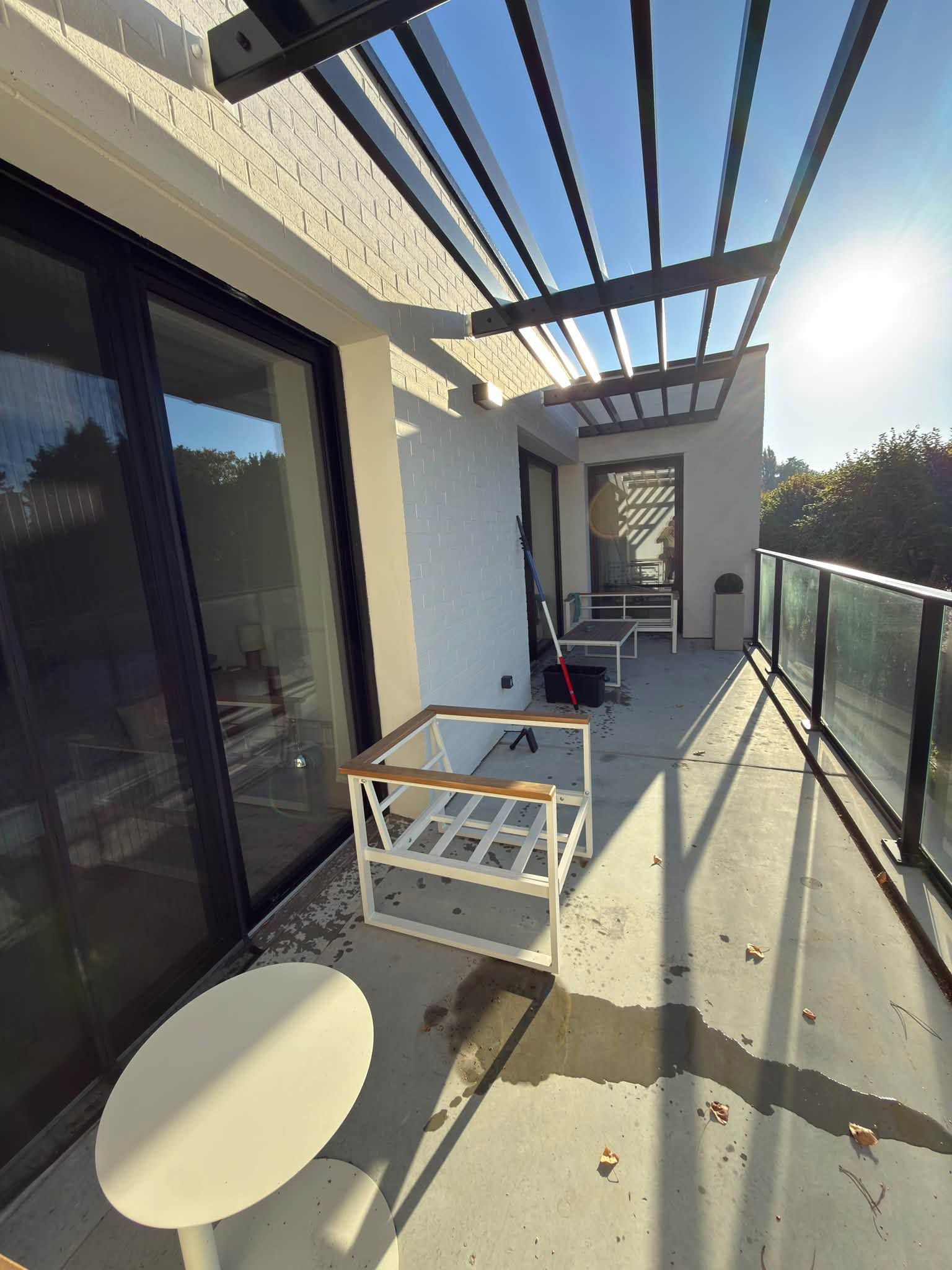 Baie vitrée et balcon après nettoyage de fin de chantier à Croix par PAANDAWLV