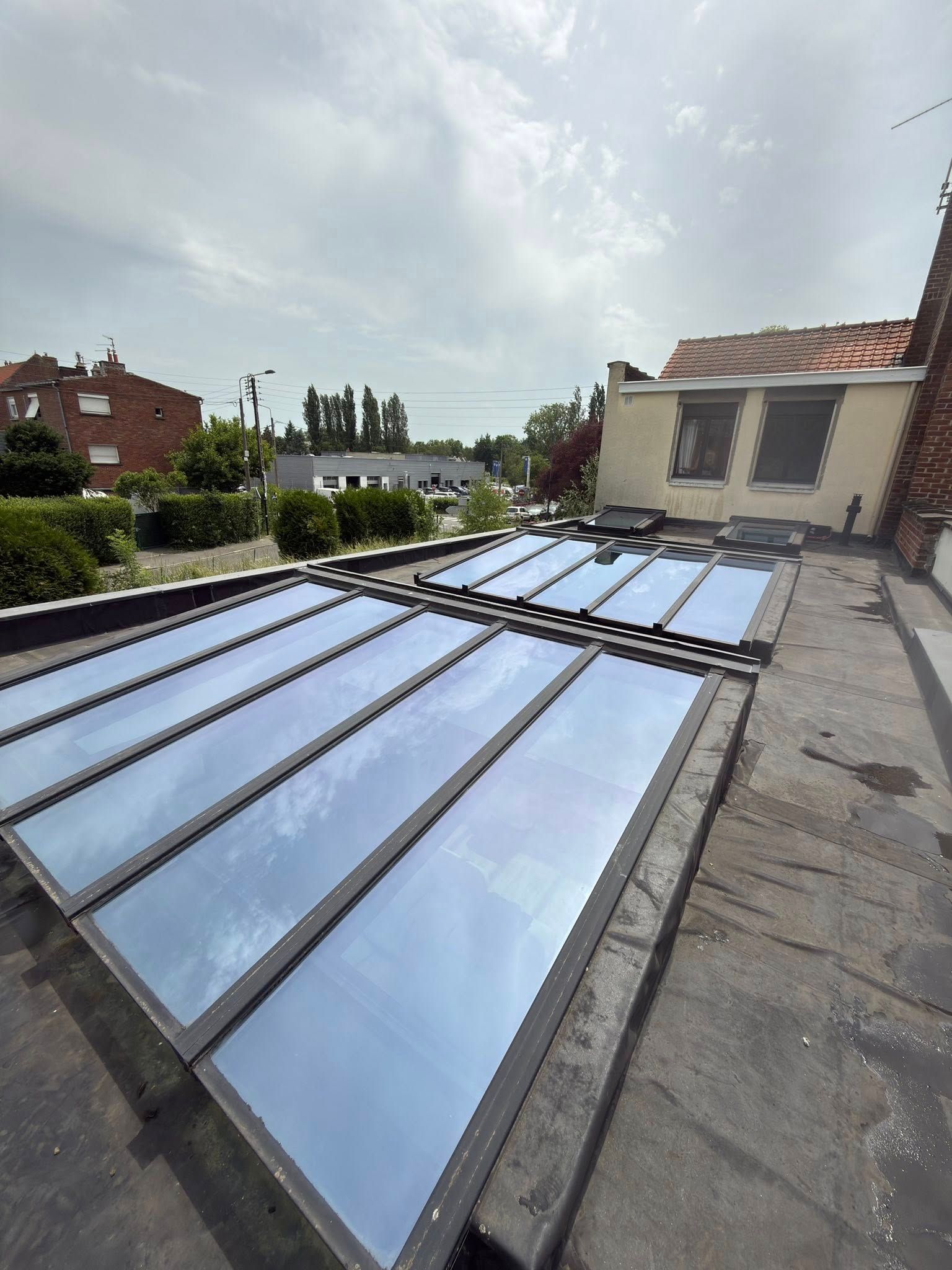Puits de lumière et verrière de toit parfaitement transparents après l'intervention de PAANDAWLV à Villeneuve d'Ascq