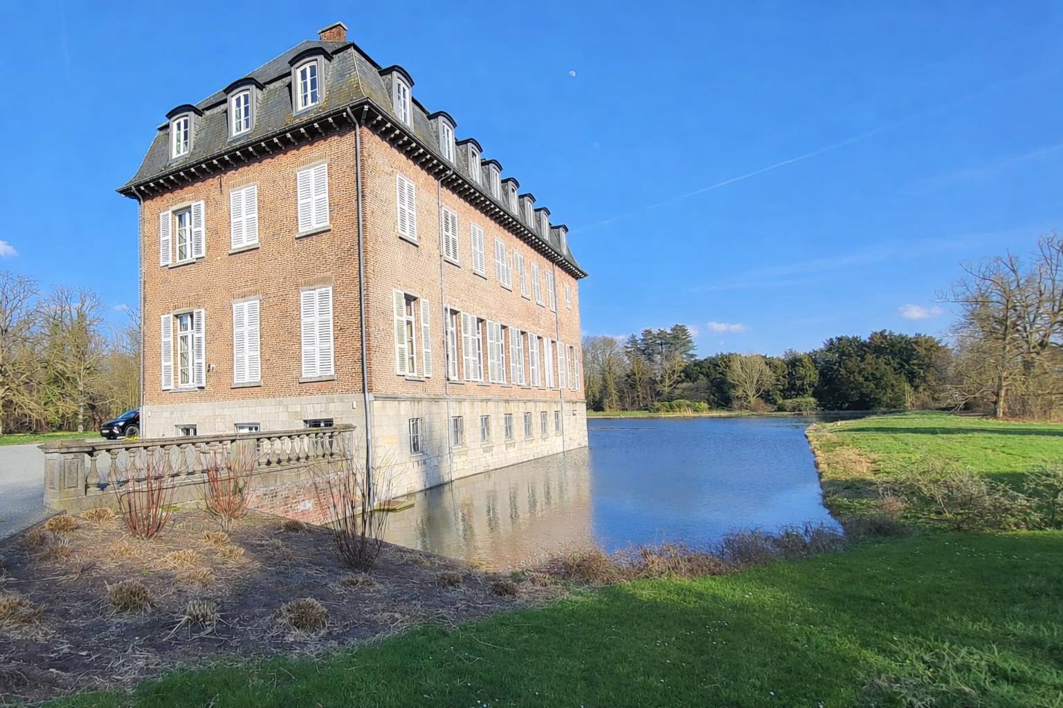 Lavage de vitres en très grande hauteur à la perche télescopique au Château de Rumillies, Belgique