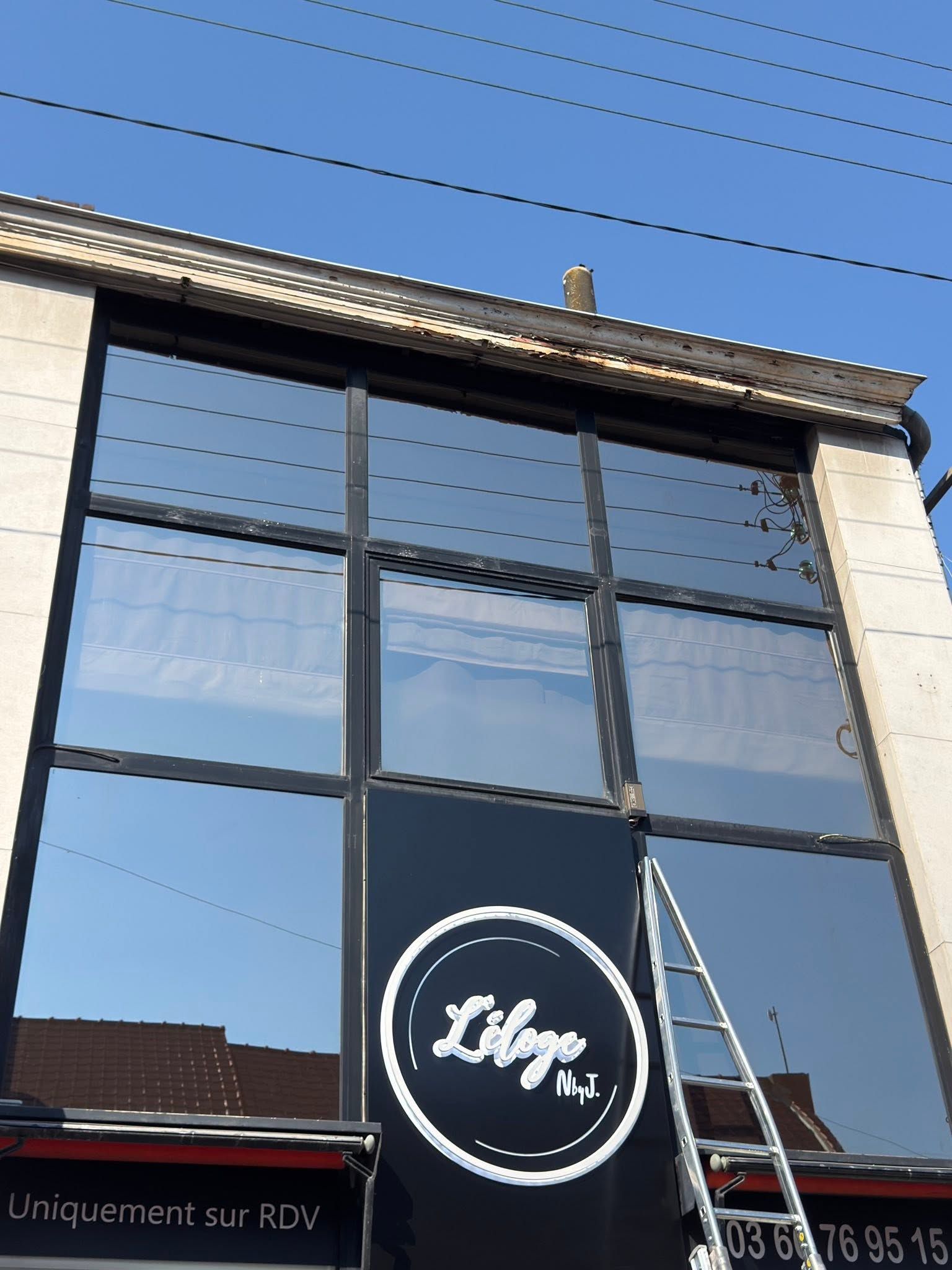 Façade commerciale propre avec vitres transparentes et enseigne nettoyée à Lys-lez-Lannoy par PAANDAWLV
