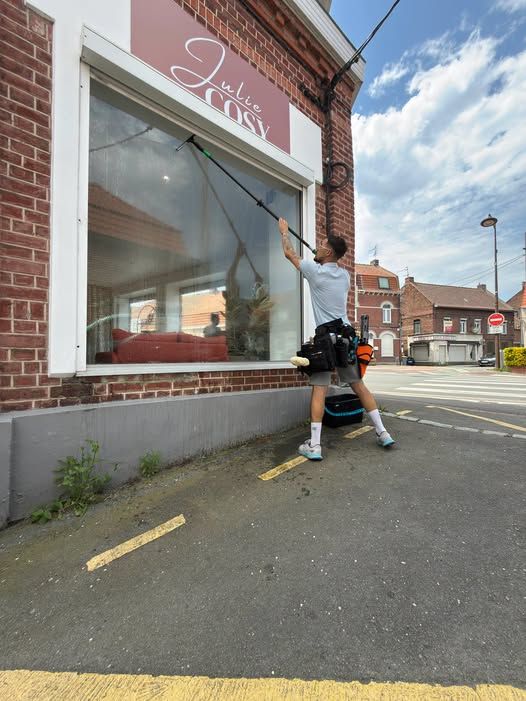 Nettoyage professionnel de la vitrine d'un commerce en rez-de-chaussée à Forest-sur-Marque par PAANDAWLV