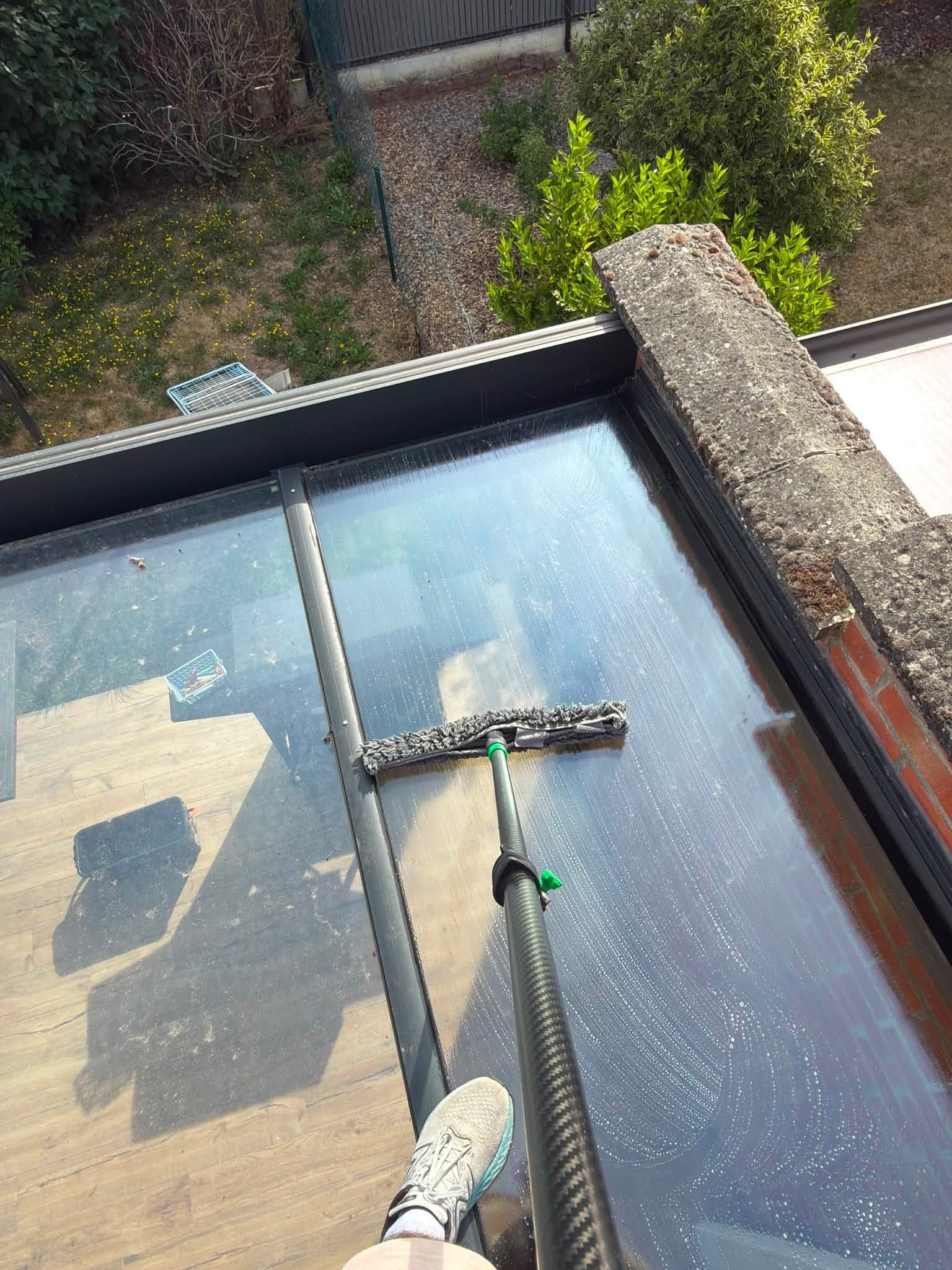 Nettoyage technique d'une toiture de véranda à l'aide d'une perche en carbone à Phalempin