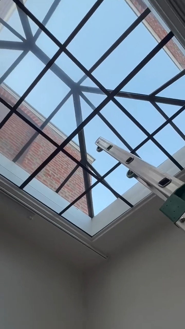 Installation d'une échelle télescopique pour le nettoyage intérieur d'une verrière de toit à Roubaix