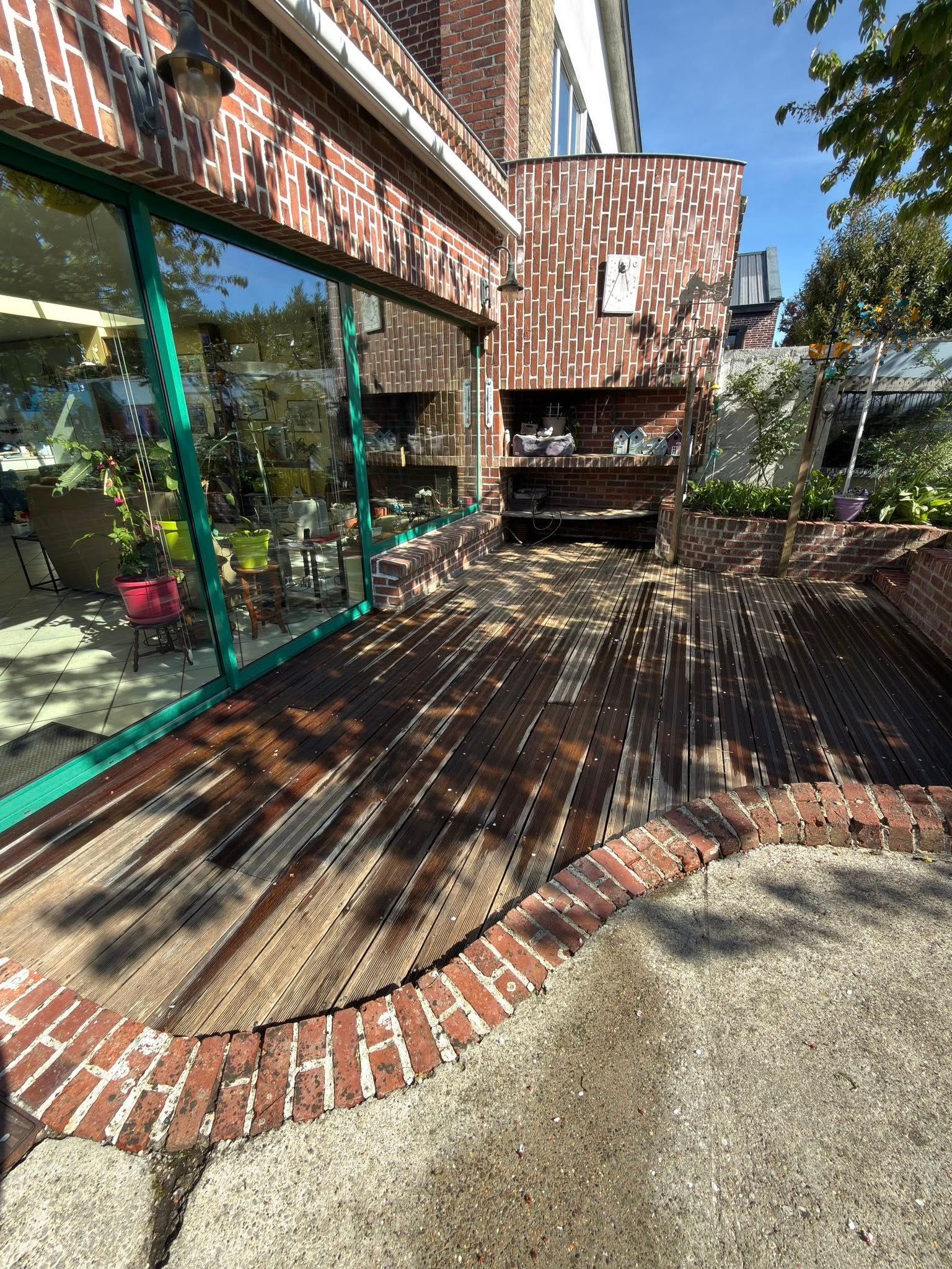 Lames de bois de terrasse parfaitement nettoyées et rénovées à Hem 