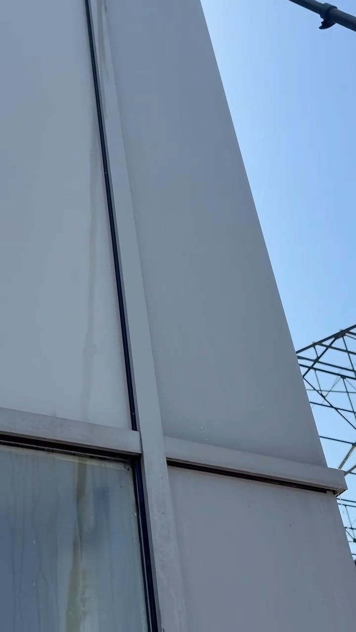 Résultat après intervention sur les bardages d'un batiment professionnel à Lys Lez Lannoy par Paandawlv