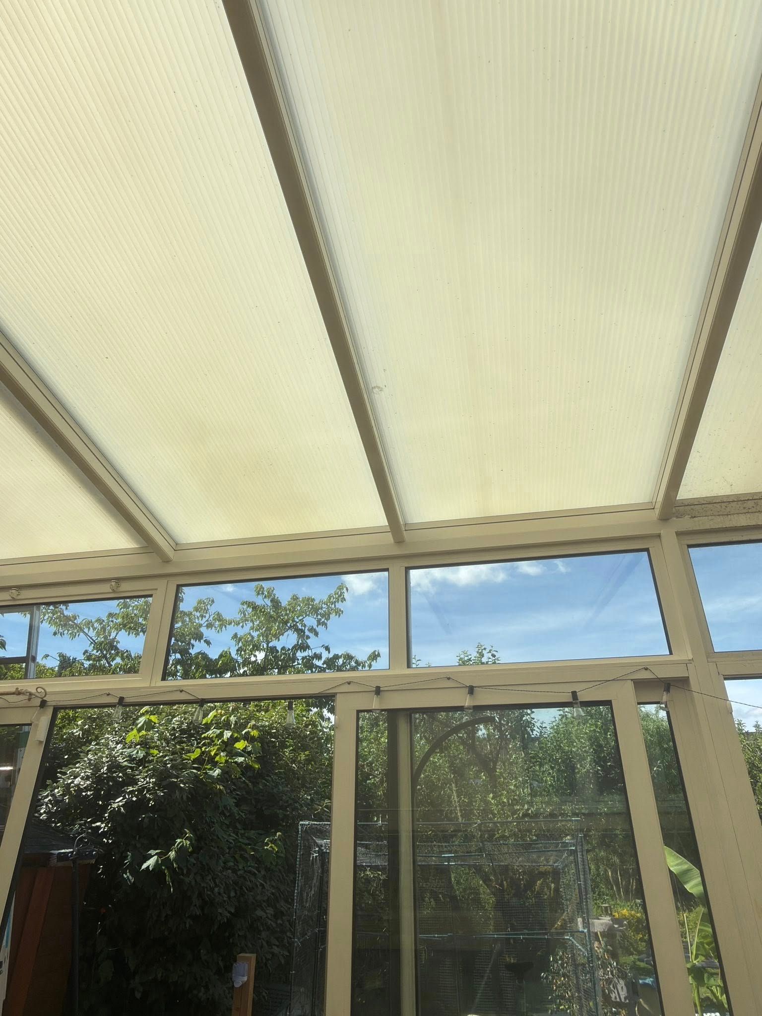 Intérieur d'une véranda lumineuse aux vitres et profilés nettoyés à Hem par PAANDAWLV