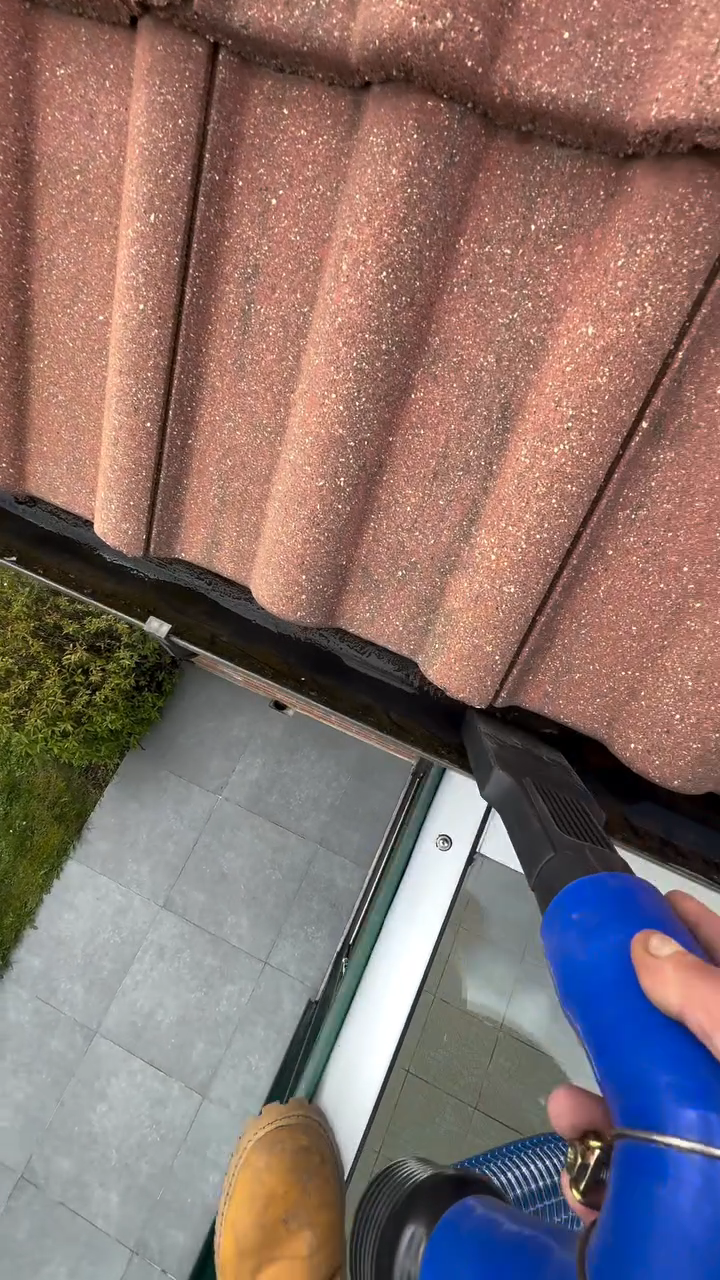 Gouttière obstruée par des feuilles et de la boue à Templemars avant curage professionnel