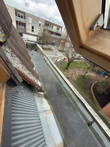 Chéneaux obstrués par de la vase et de l'eau stagnante à Wasquehal avant aspiration