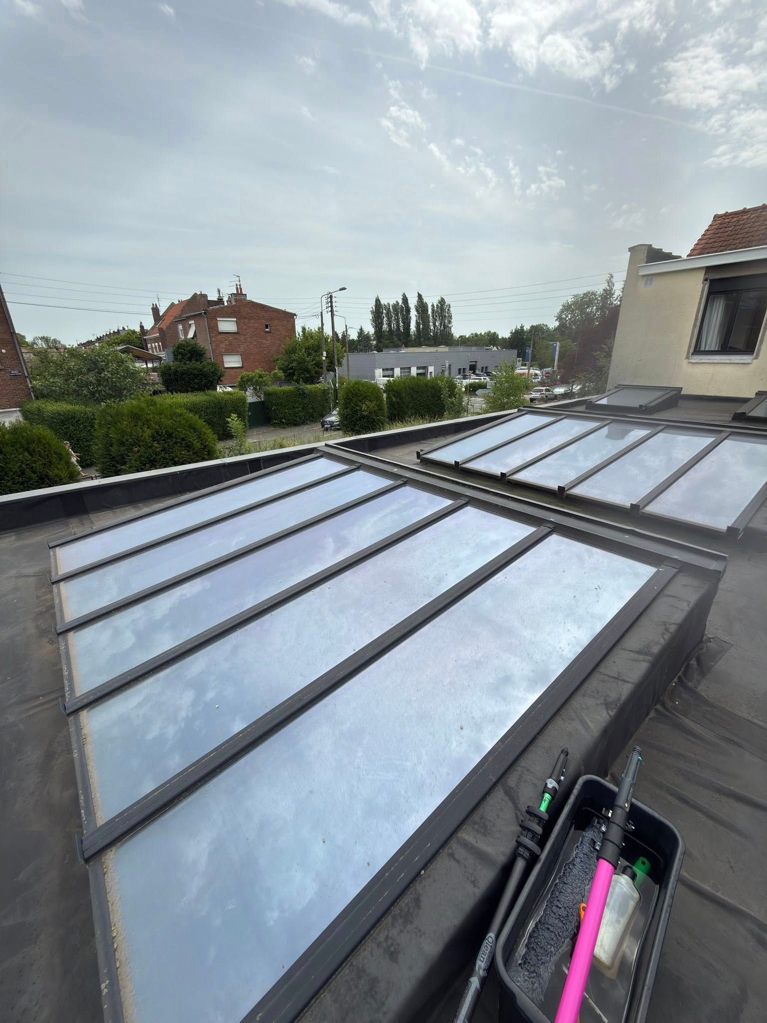 Grande verrière de toit plat encrassée et opaque à Villeneuve d'Ascq avant nettoyage