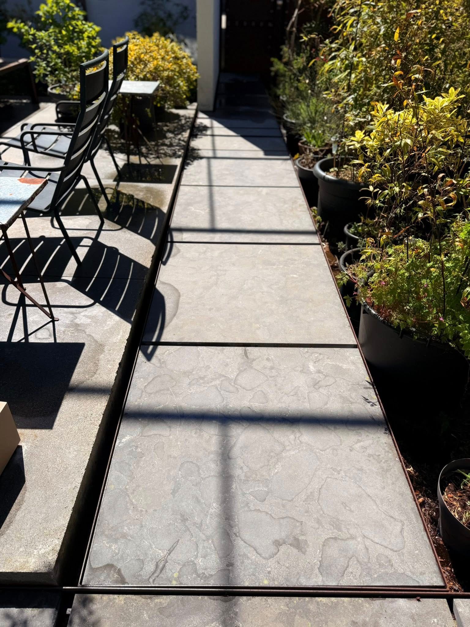 Terrasse en béton et allée de jardin après un nettoyage professionnel à Roubaix