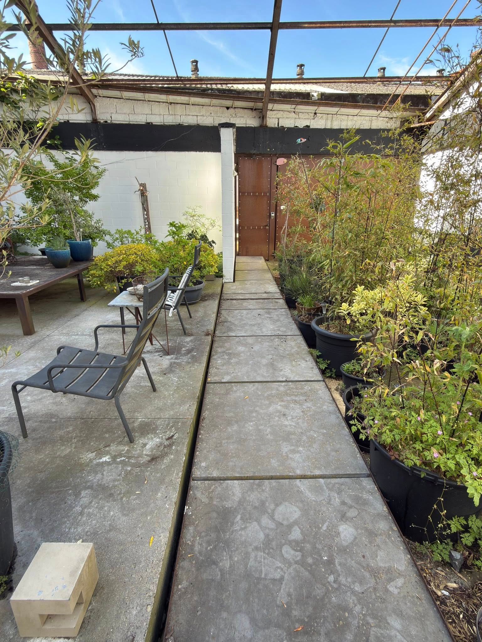 Dalles en béton et mobilier de jardin encrassés à Roubaix avant nettoyage