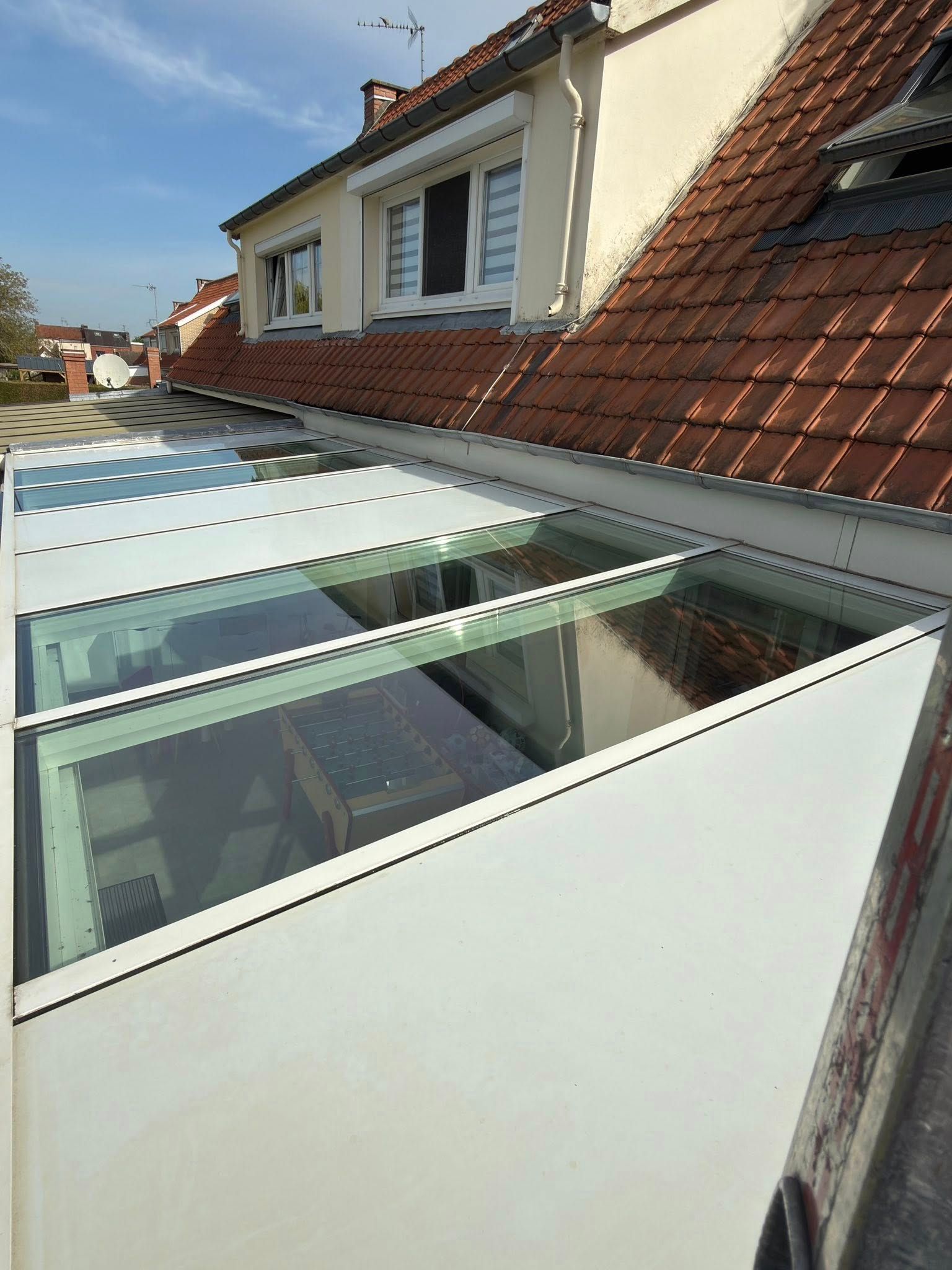 Toiture de véranda mixte verre et panneaux blancs parfaitement propre après nettoyage à Vendin-le-Vieil