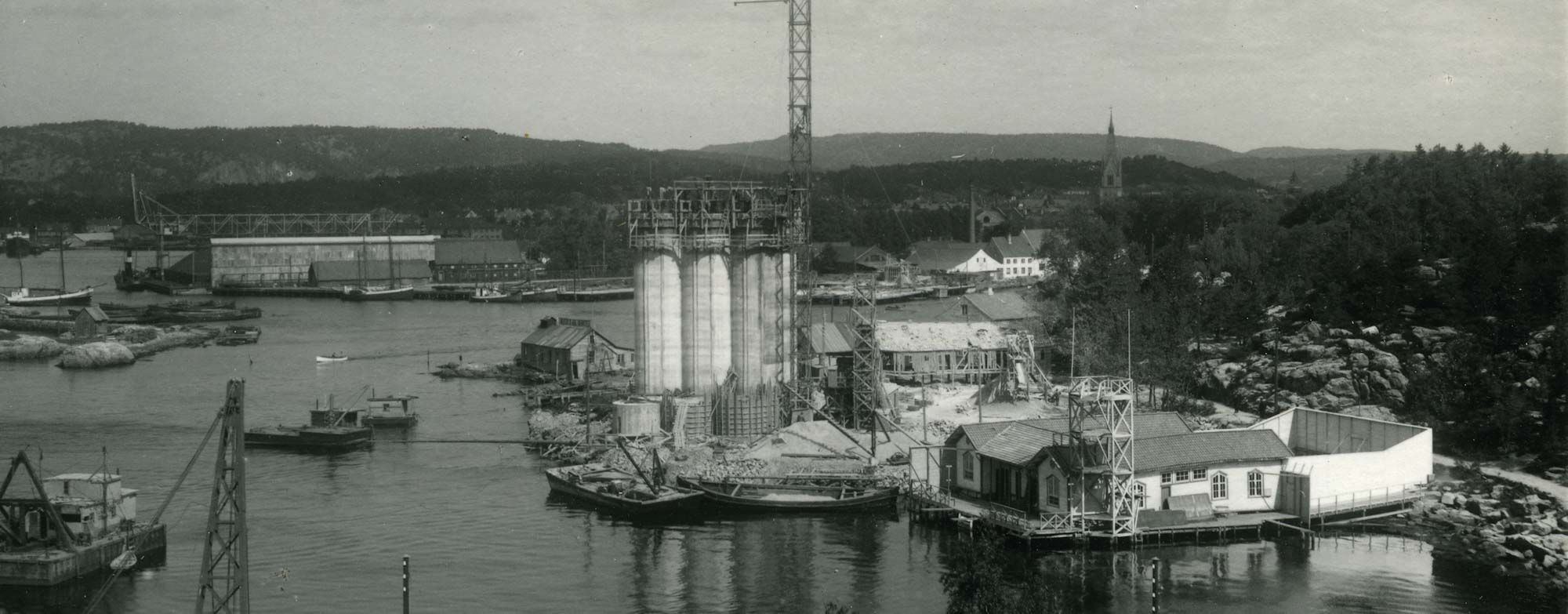Fra Odderøya ved begynnelsen av arbeidene med byggingen av Christianssands Møllers kornsilo i 1935