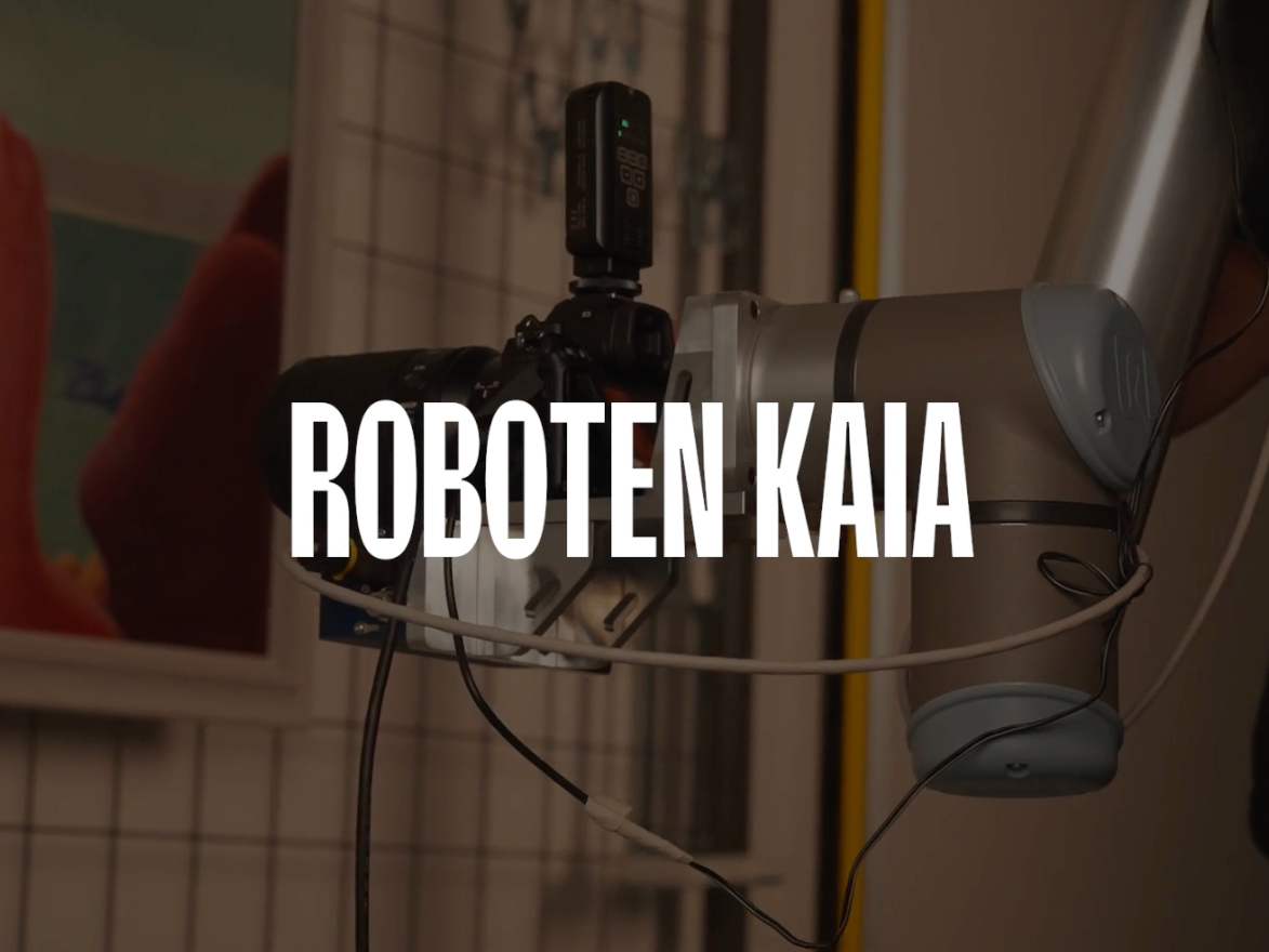 Vår robot Kaia bruker kamera og tar bilder av kunstverk