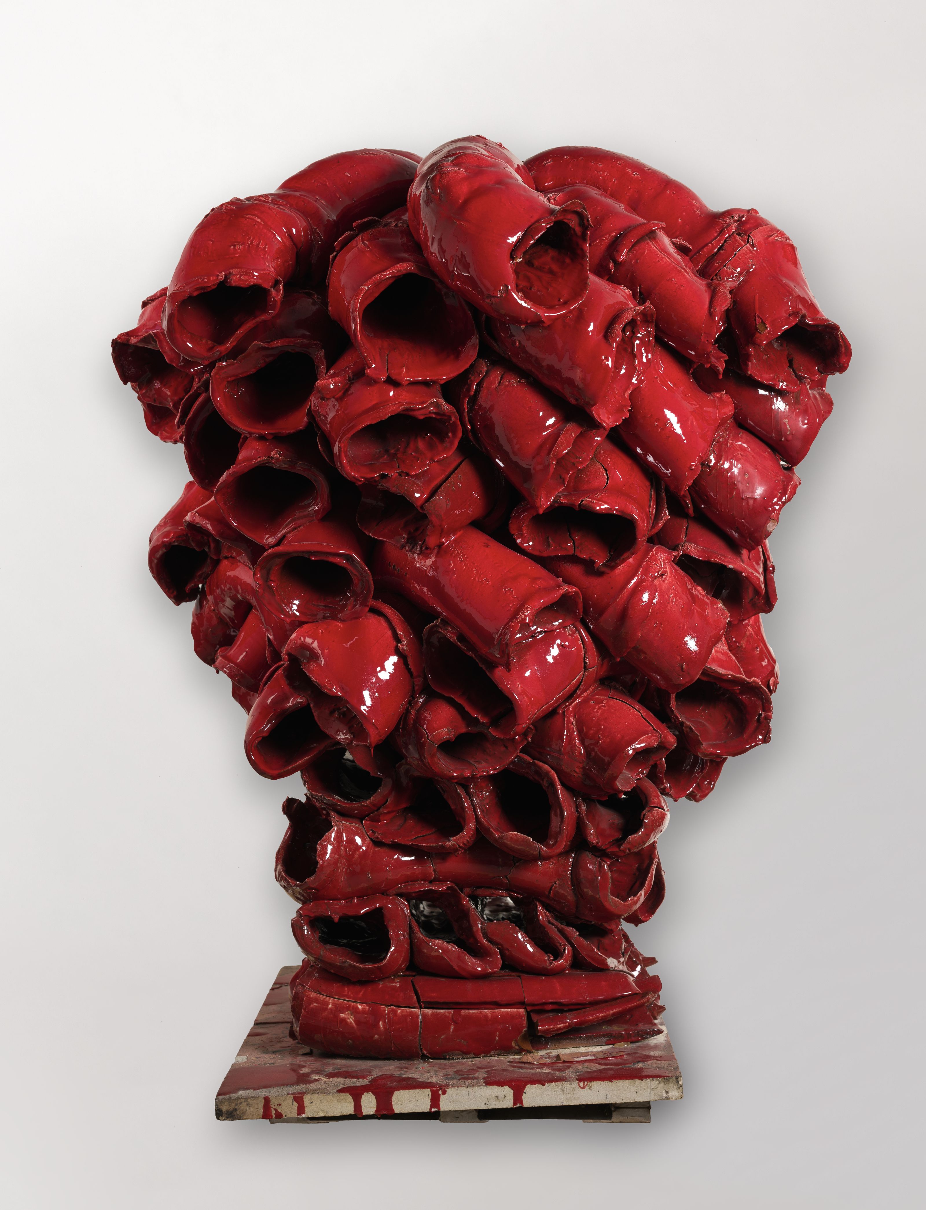 Rød skulptur av rør