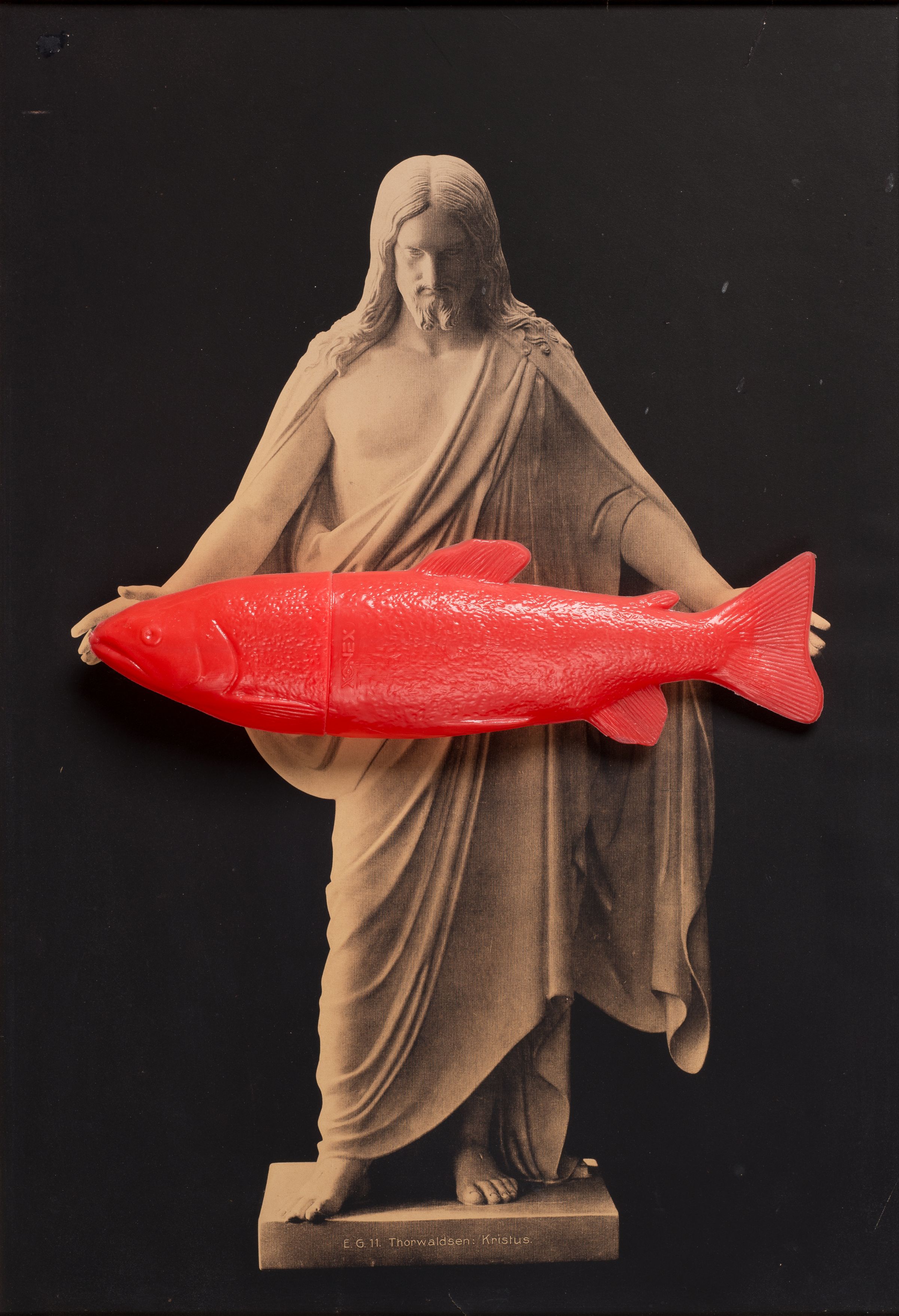 Fotografi av en skulptur med en rød fisk