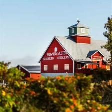 Brunneby Musteris röda lada med gårdsbutik och restaurang