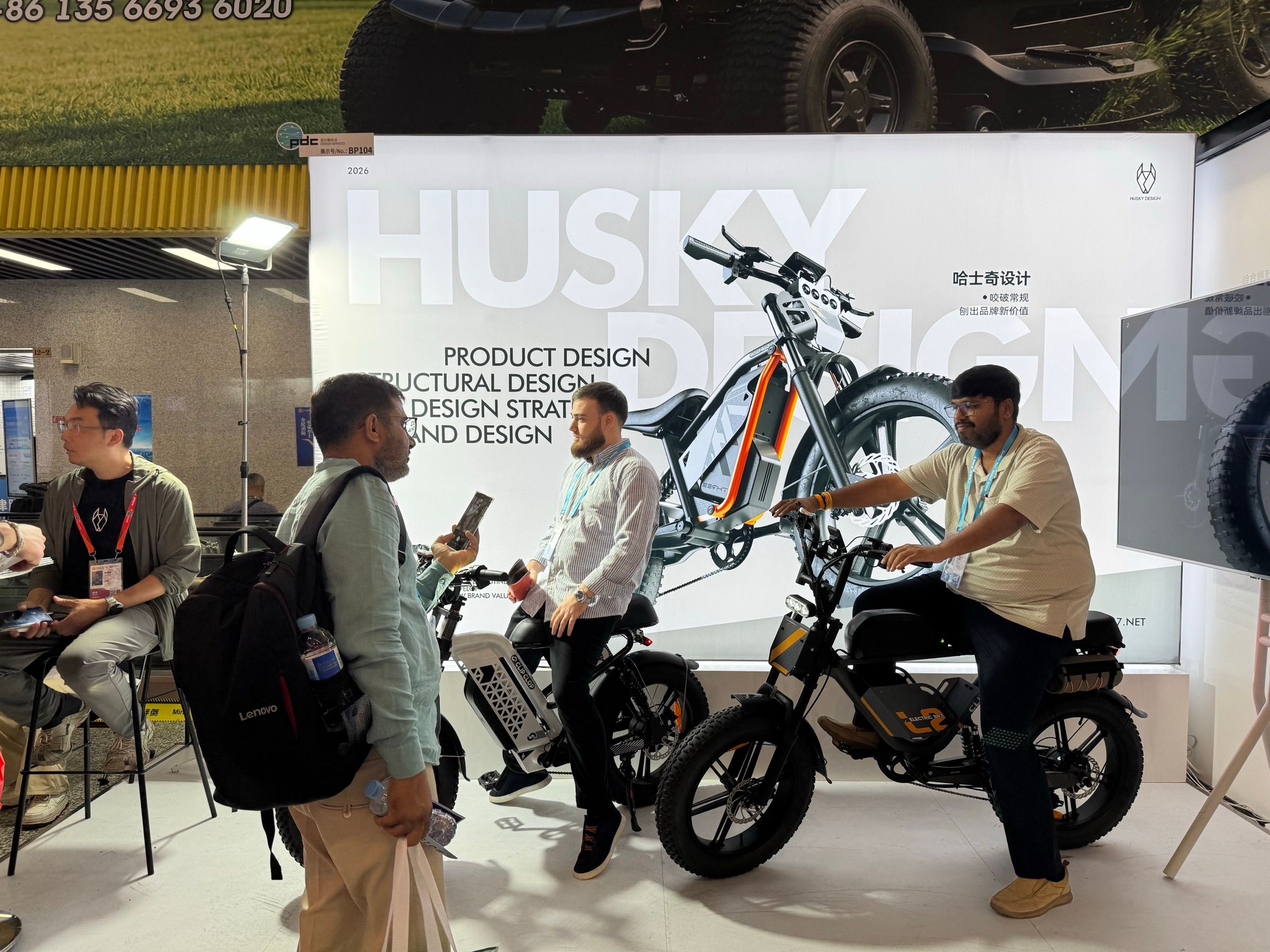 Buyers trying L-series e-bikes at the 139th Canton Fair