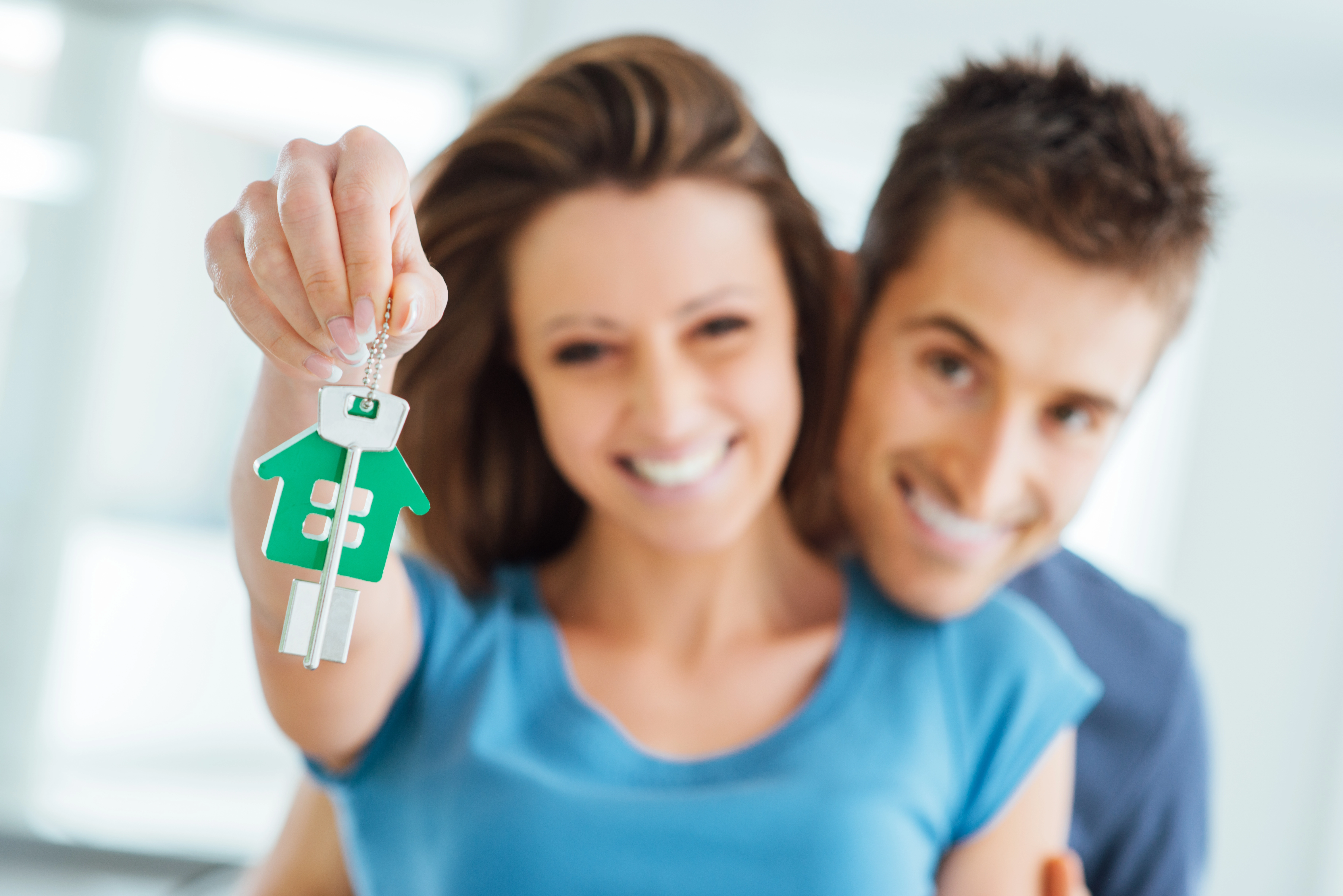 Couple showing house keys.
