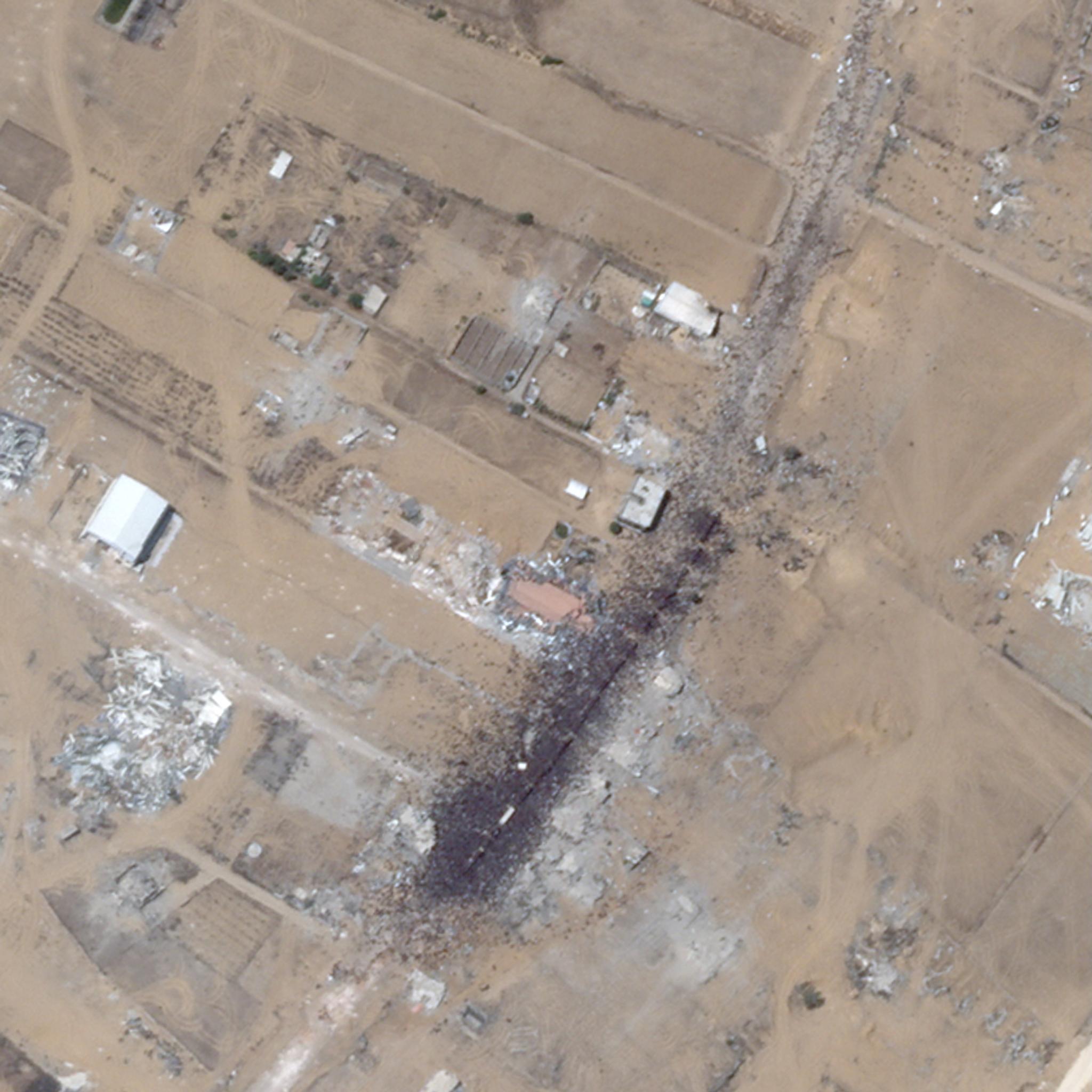 SkySat • Crowd Surrounds Aid Convoy Near Khan Younis, Gaza Strip • July 26, 2025