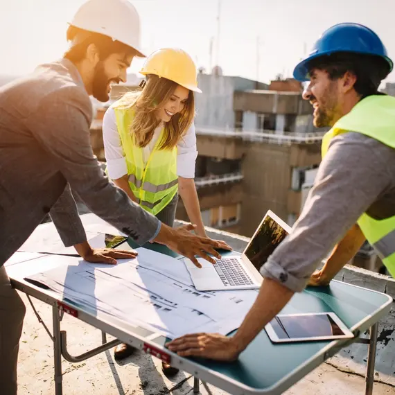 Femme en construction