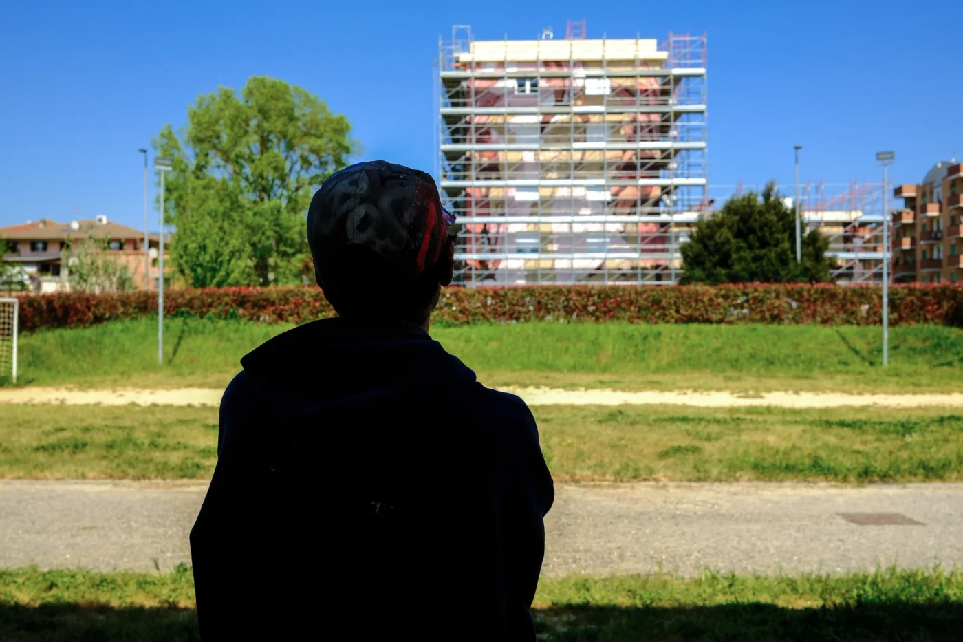 zona16-mural-migrazioni-cintolese-scaffolding-side-jpg