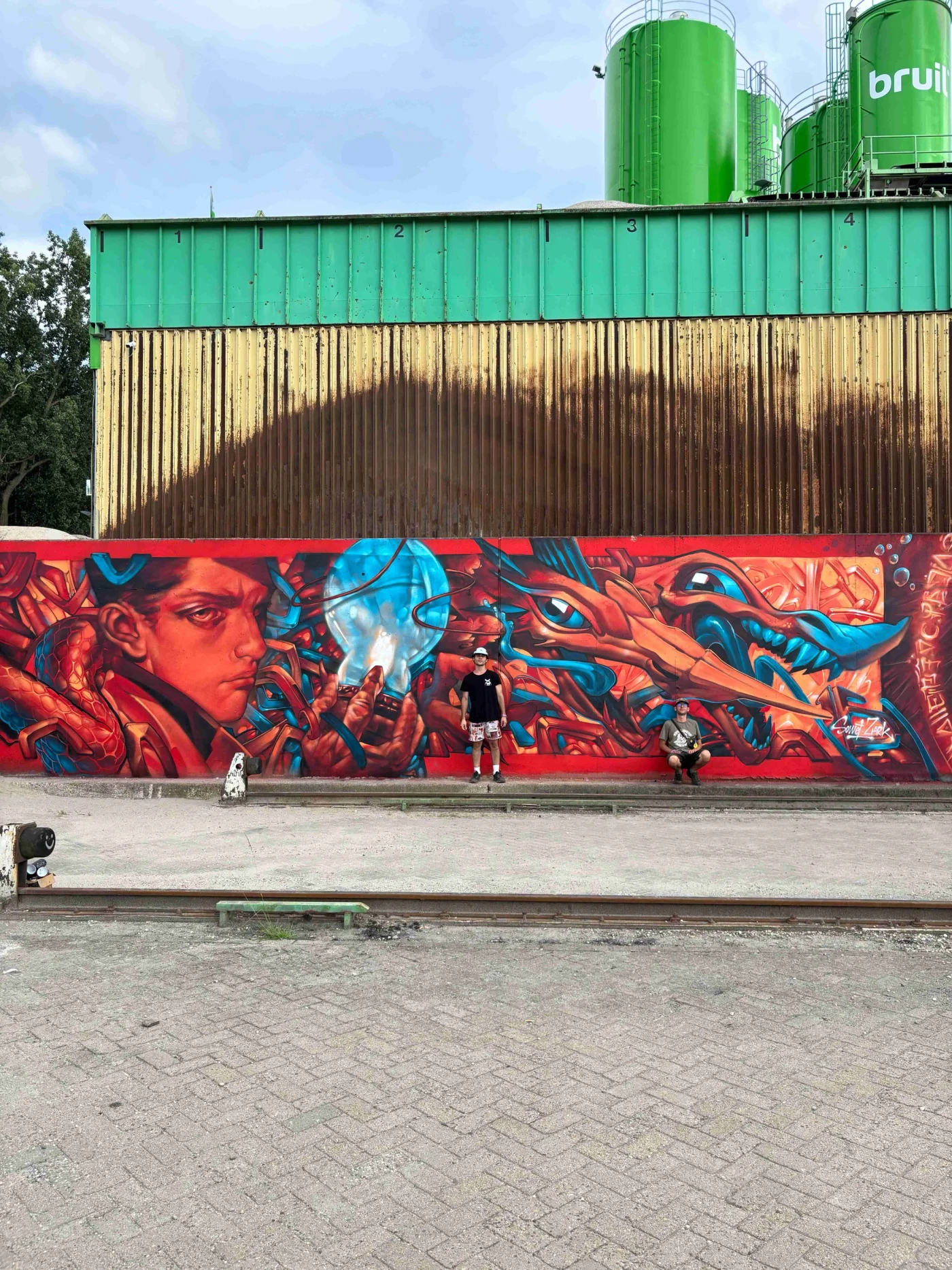 zona16 mural mago e draghi rinjhaven harbour wide view