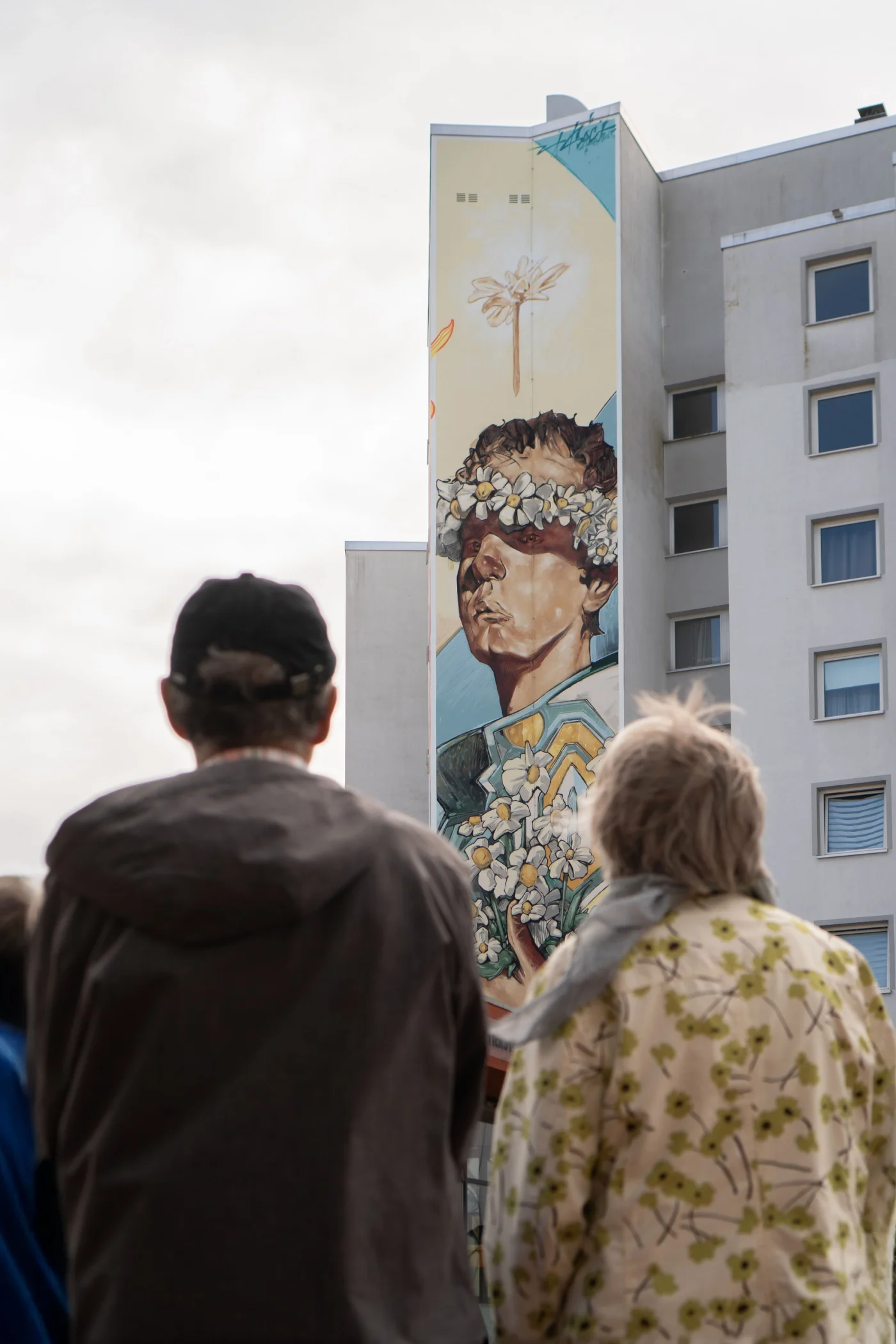 zona16-mural-boy-with-flowers-rostocker-bremen-walking-wintnesses-jpg