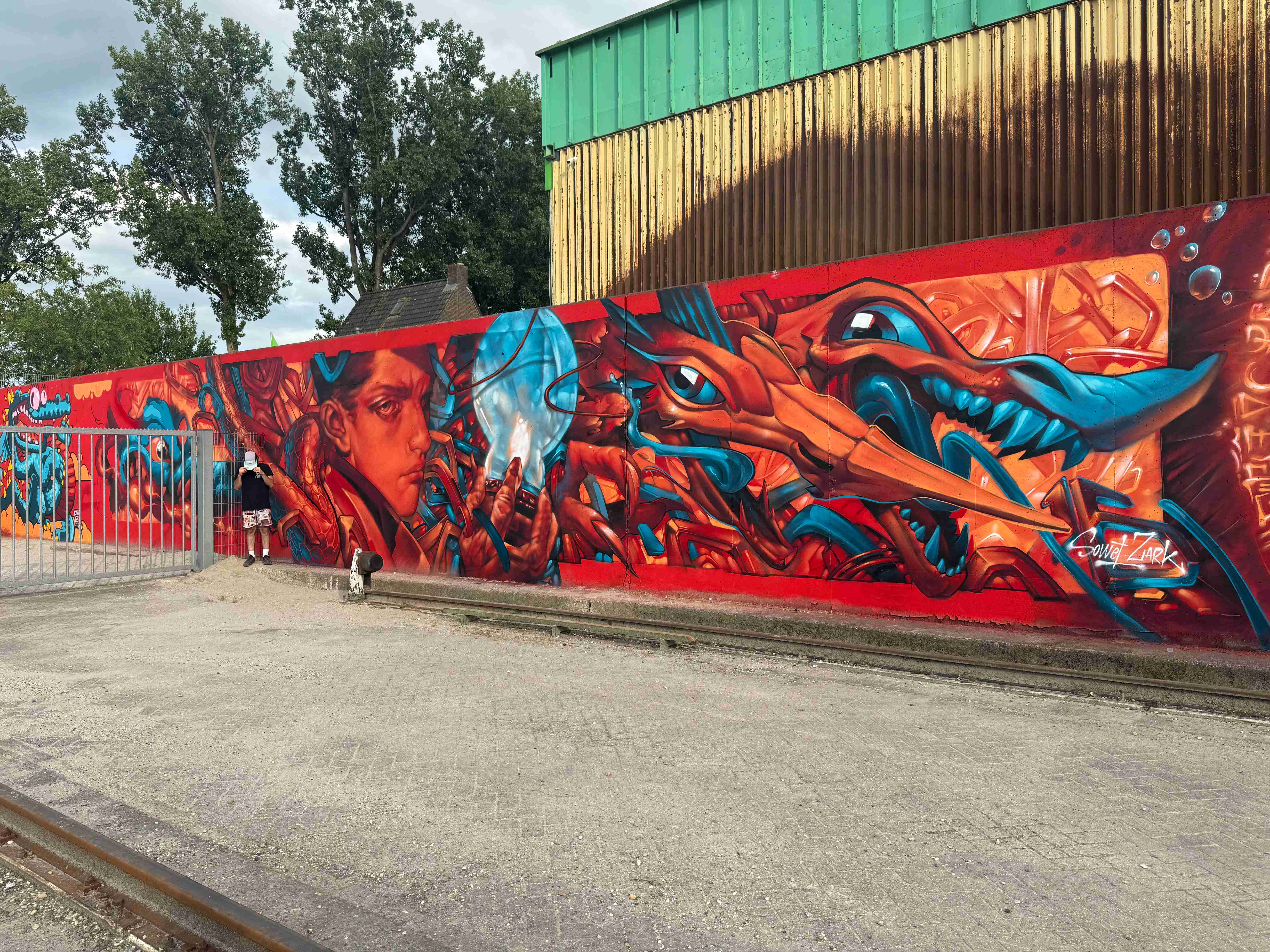 zona16 mural mago e draghi rinjhaven harbour front view