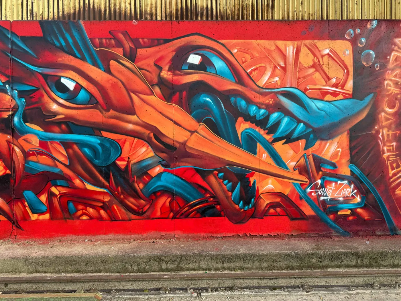 zona16 mural mago e draghi rinjhaven harbour dragon detail