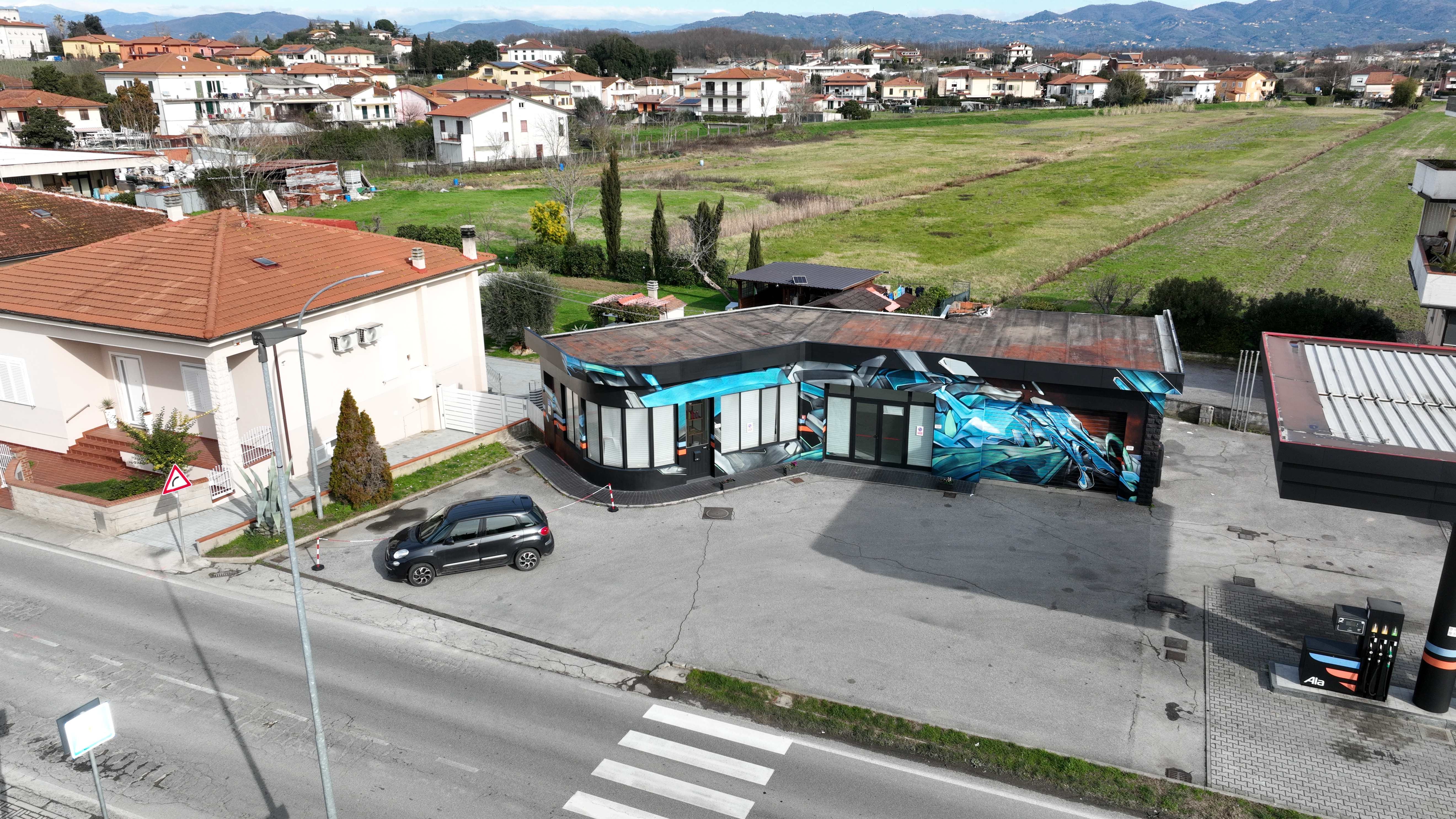 zona16 mural ala carburanti distributore right frontside 2