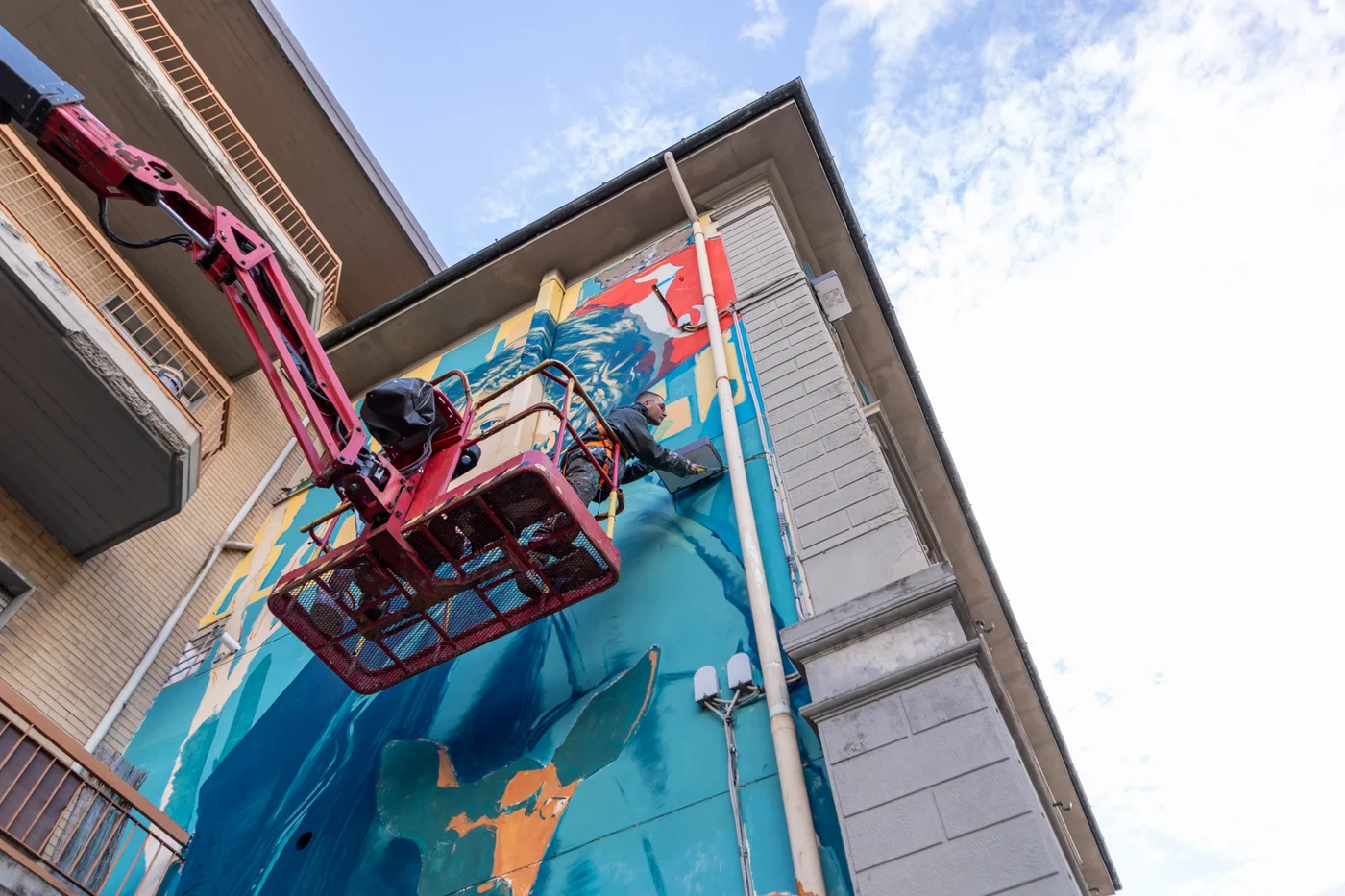 zona16-mural-artemide-campi-bisenzio-cherry-picker-jpg