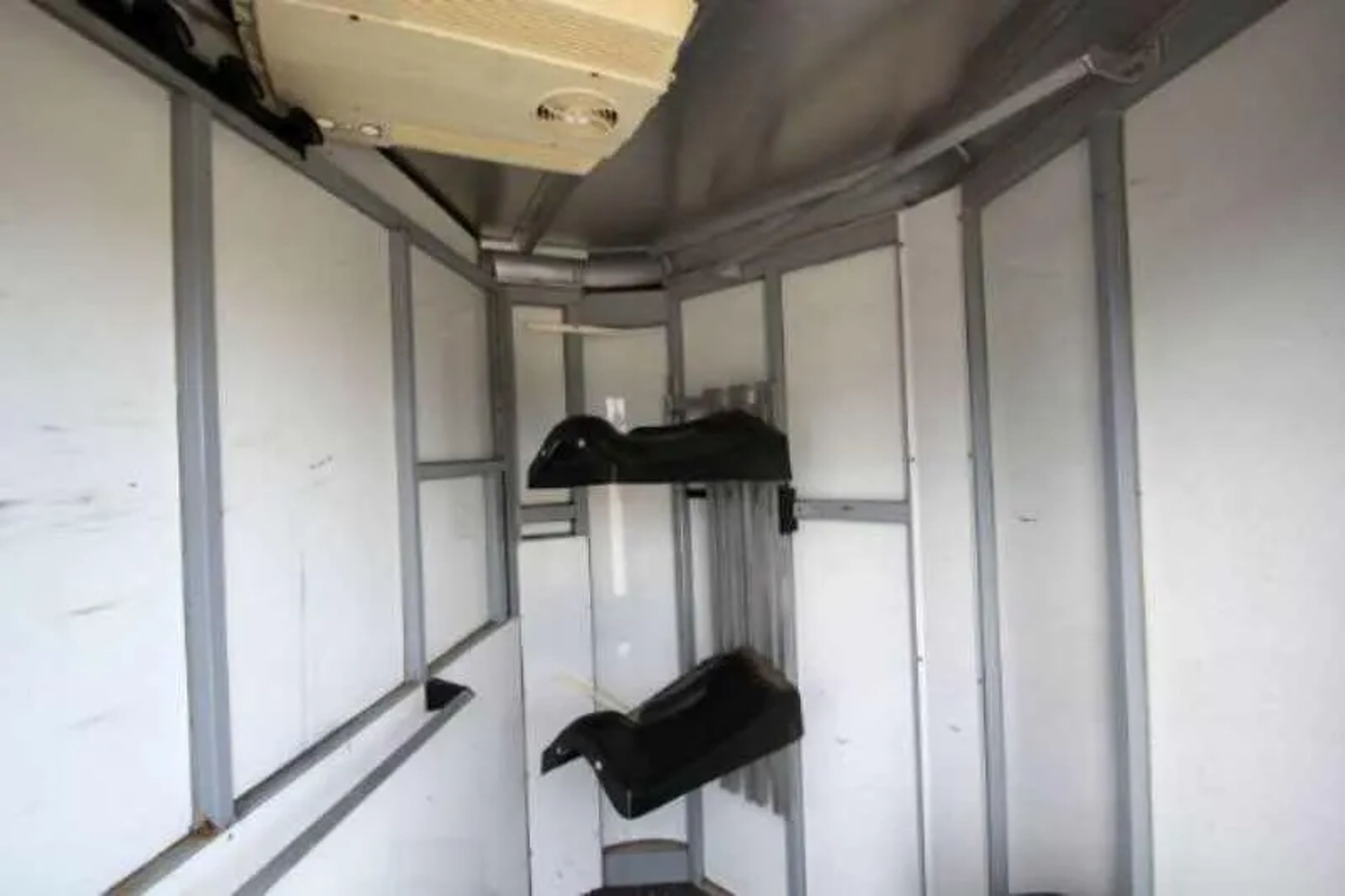 2003 Sundowner 2 Horse — view 12