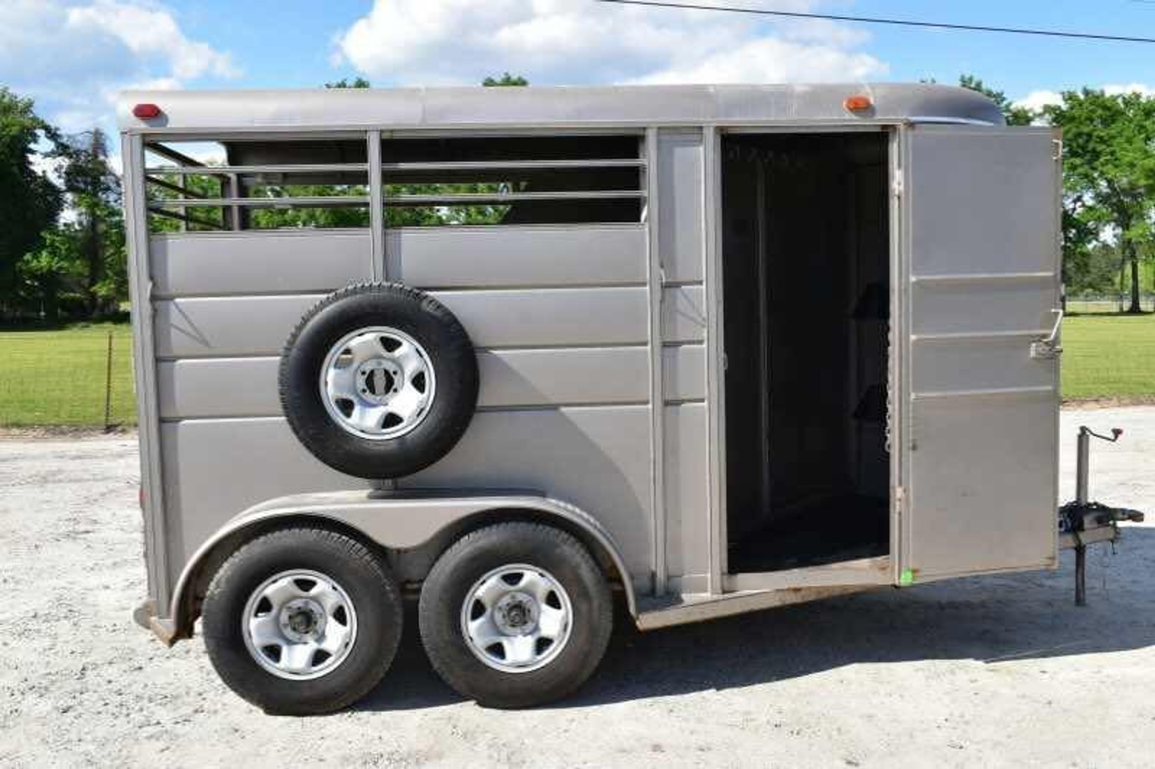 2010 Calico 2 Horse Trailer — view 3
