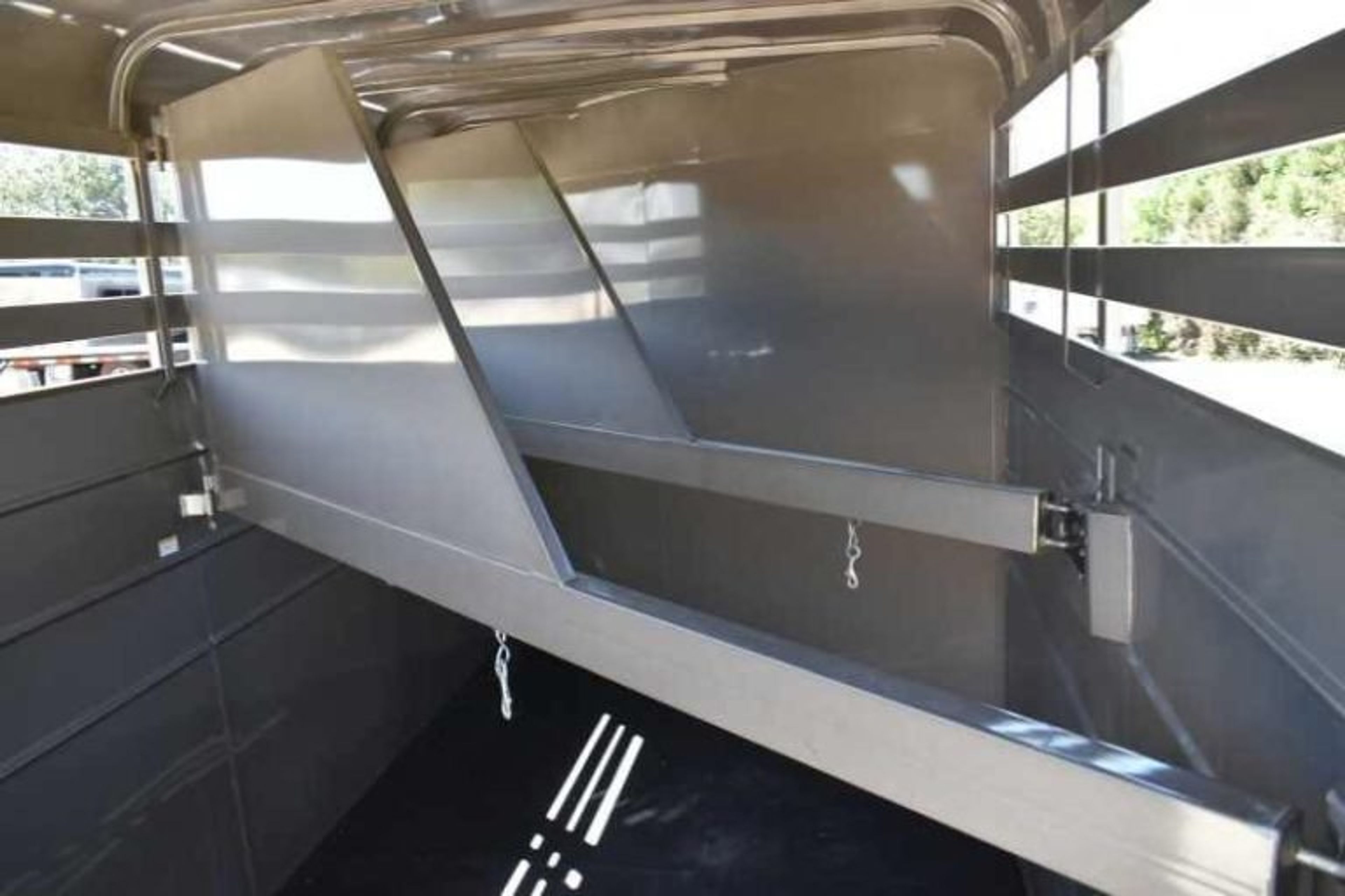 2017 CM 3HSLBP 3 Horse Trailer — view 10