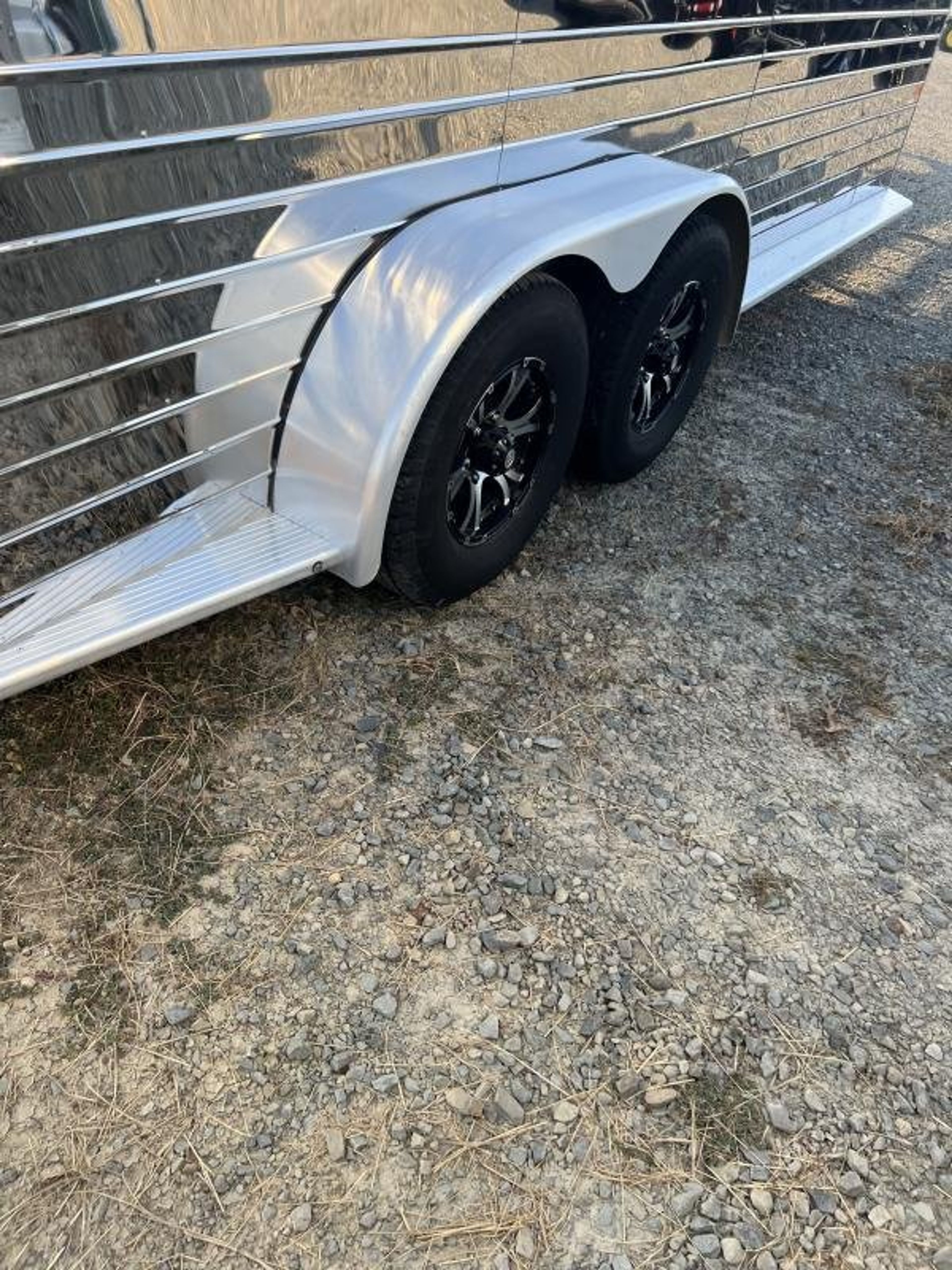 2022 Sundowner 3 Horse Slant GN Trailer — view 3