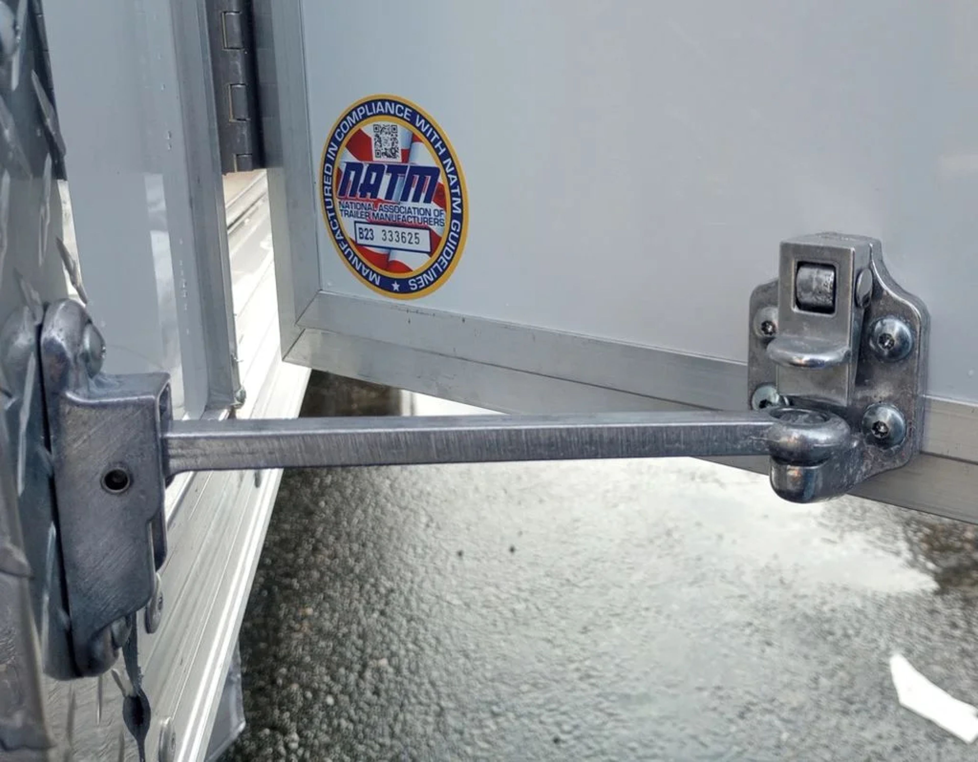 2024 Mission Trailers 101×24 Aluminum 4/5-Place Drive In/Out Deckover — view 4