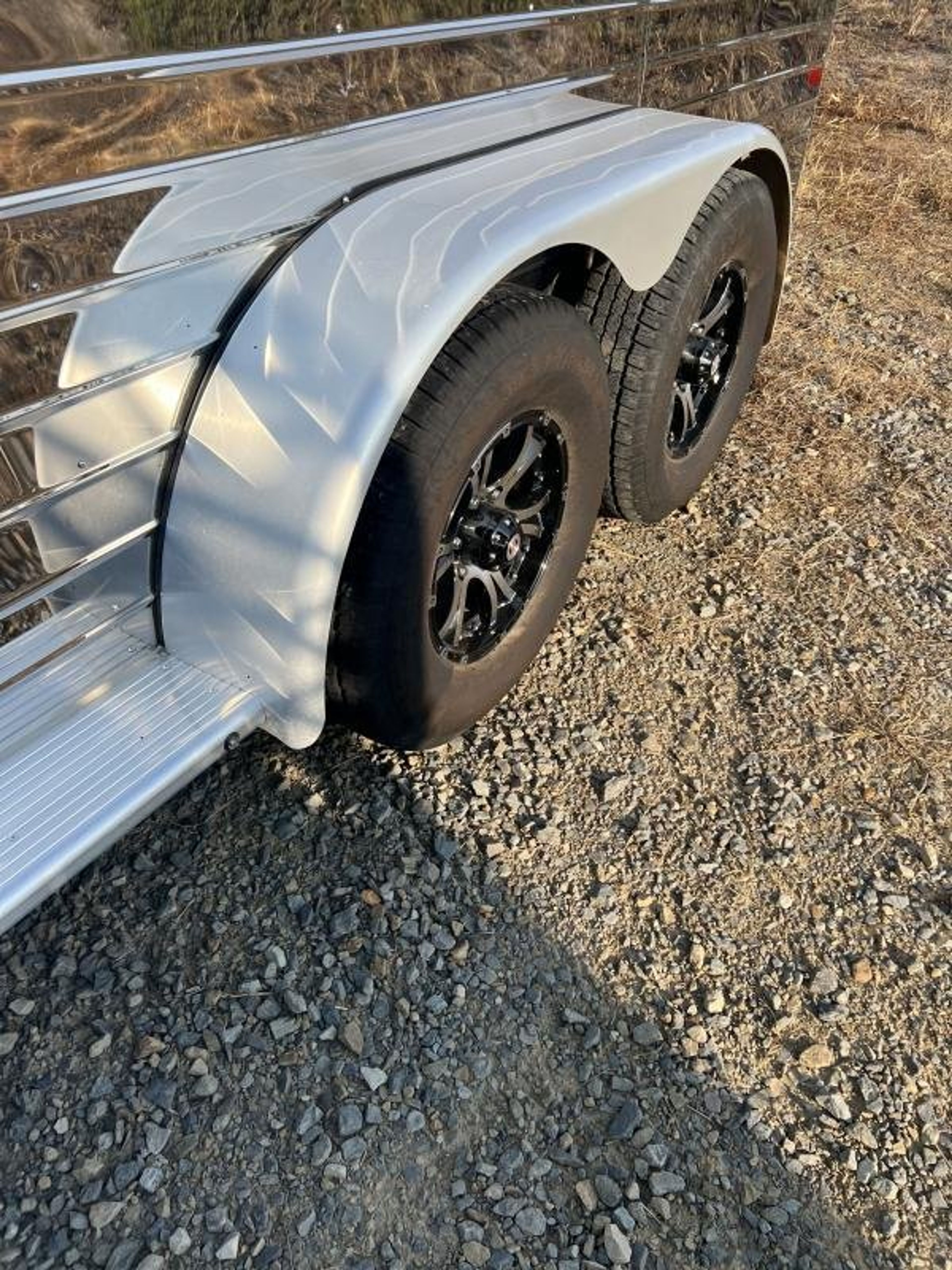 2022 Sundowner 3 Horse Slant GN Trailer — view 8