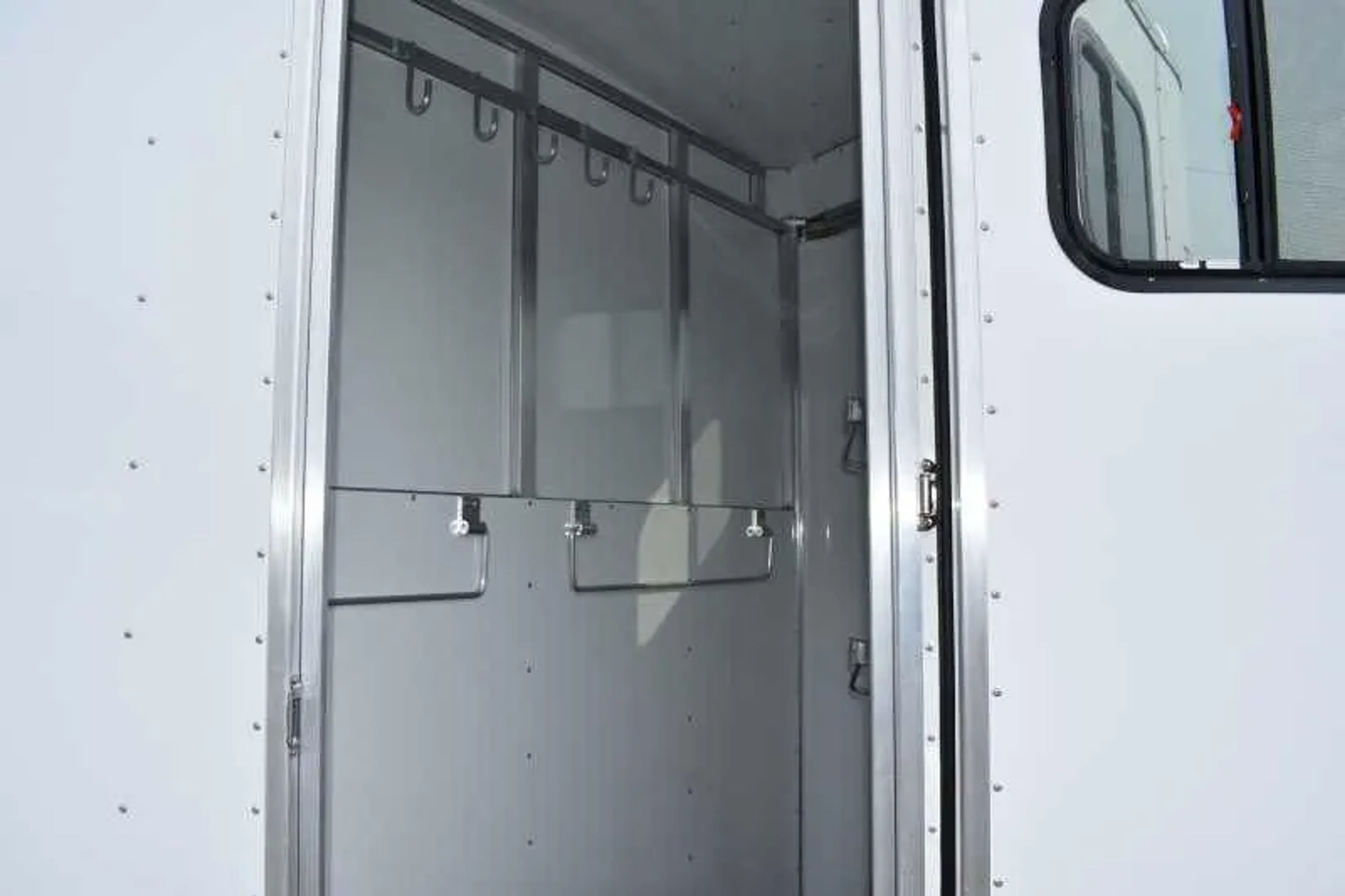 2019 Trailers USA 2HSLBPDLX 2 Horse Trailer — view 8