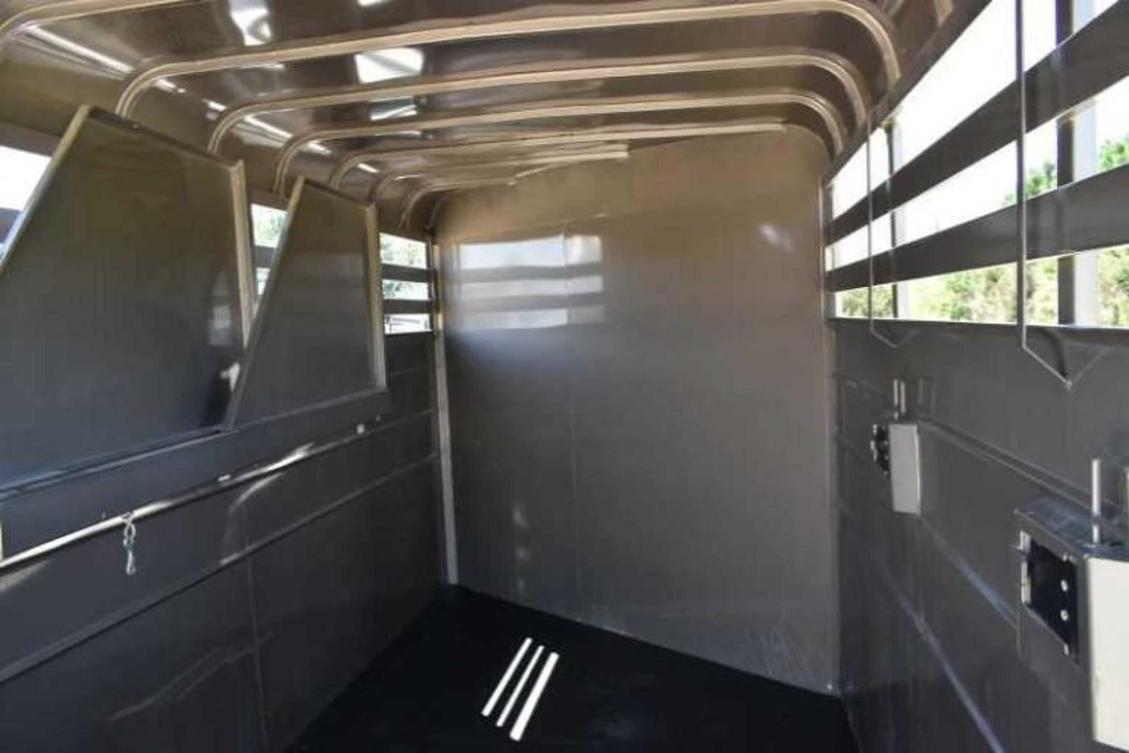 2017 CM 3HSLBP 3 Horse Trailer — view 9