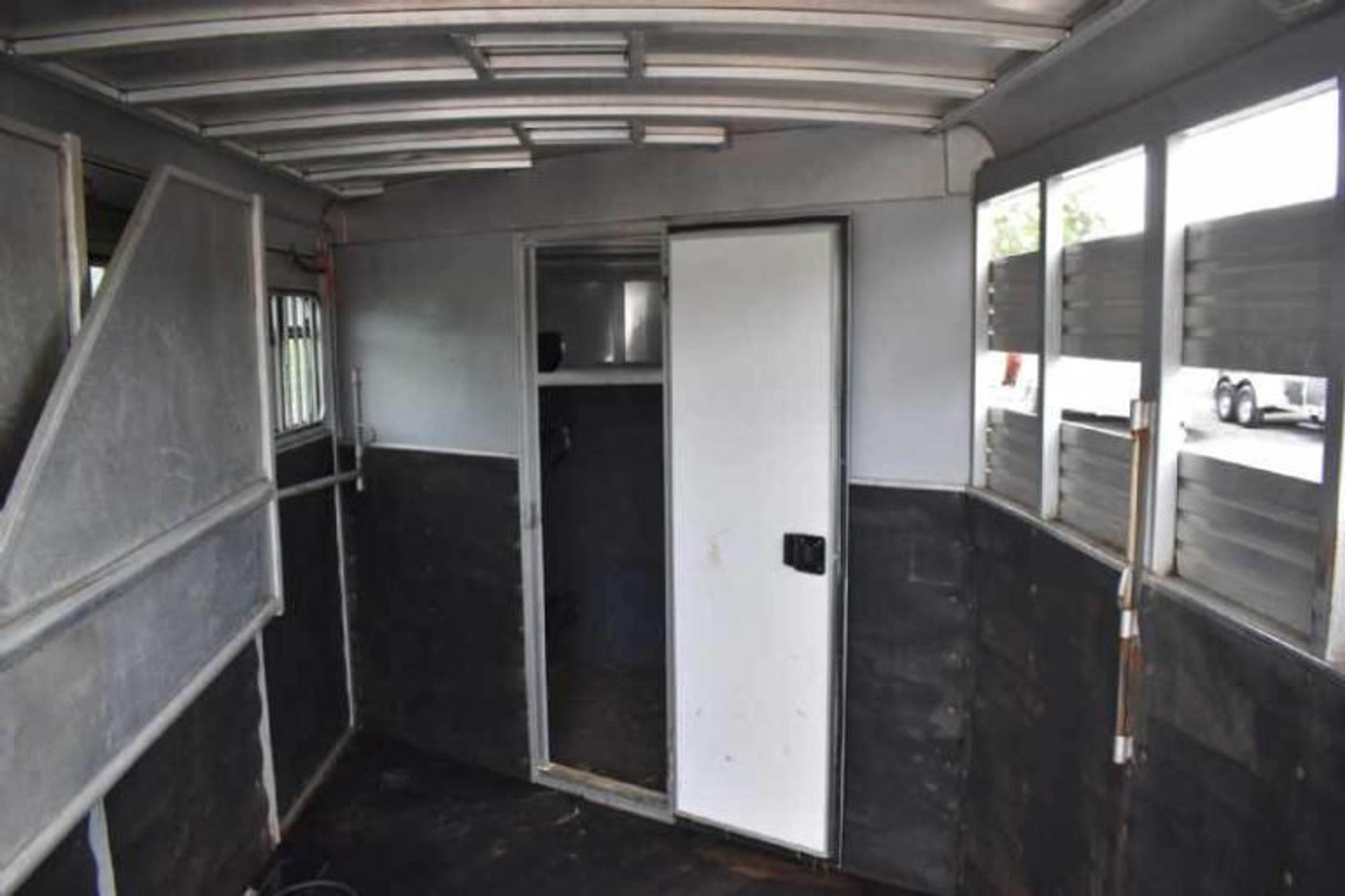2018 Adam 7304GN 3 Horse Trailer — view 13